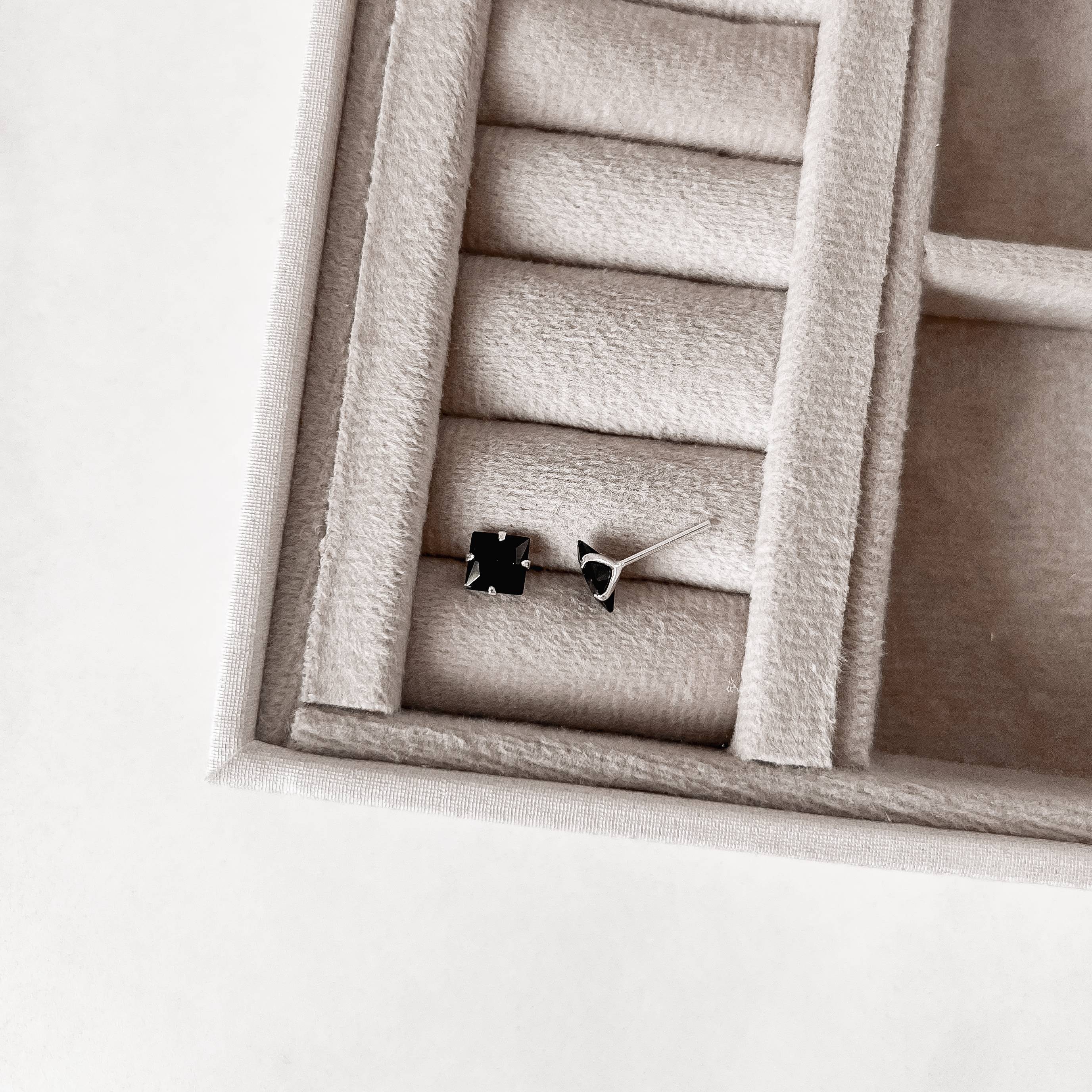 Imagem Brinco zircônia quadrada ônix 6mm