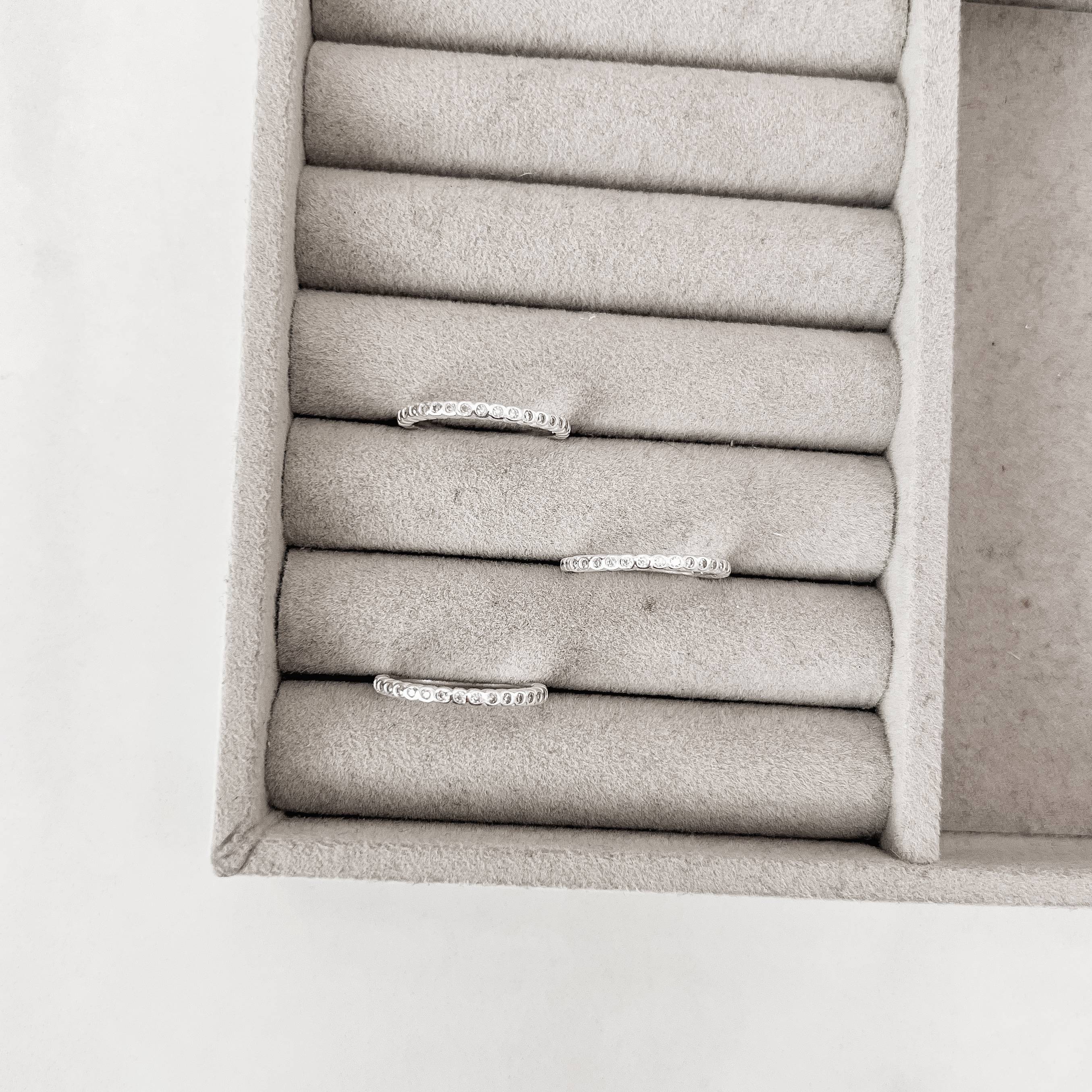 Anel meia aliança círculos cravejados 