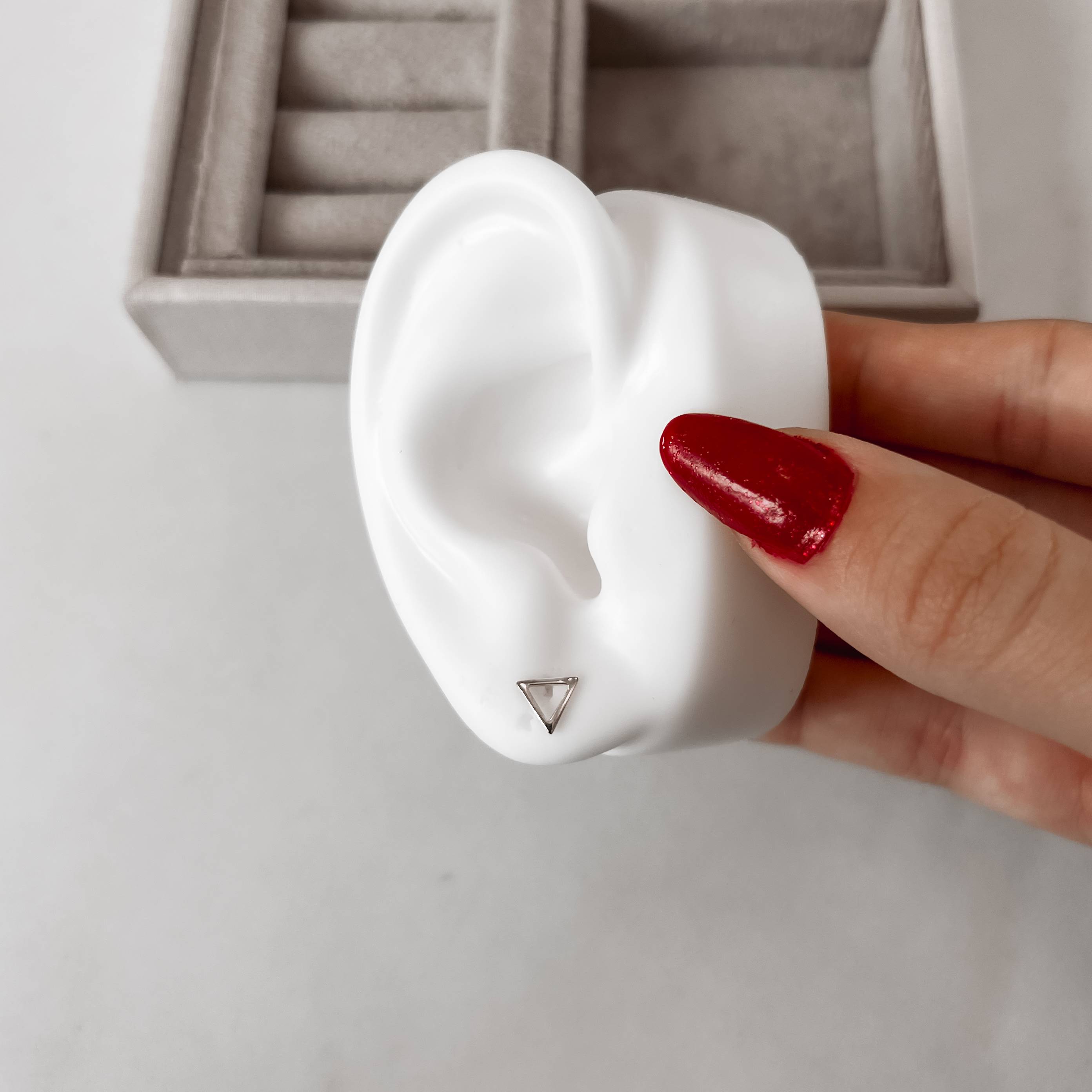 Imagem Brinco triângulo invertido vazado 7mm