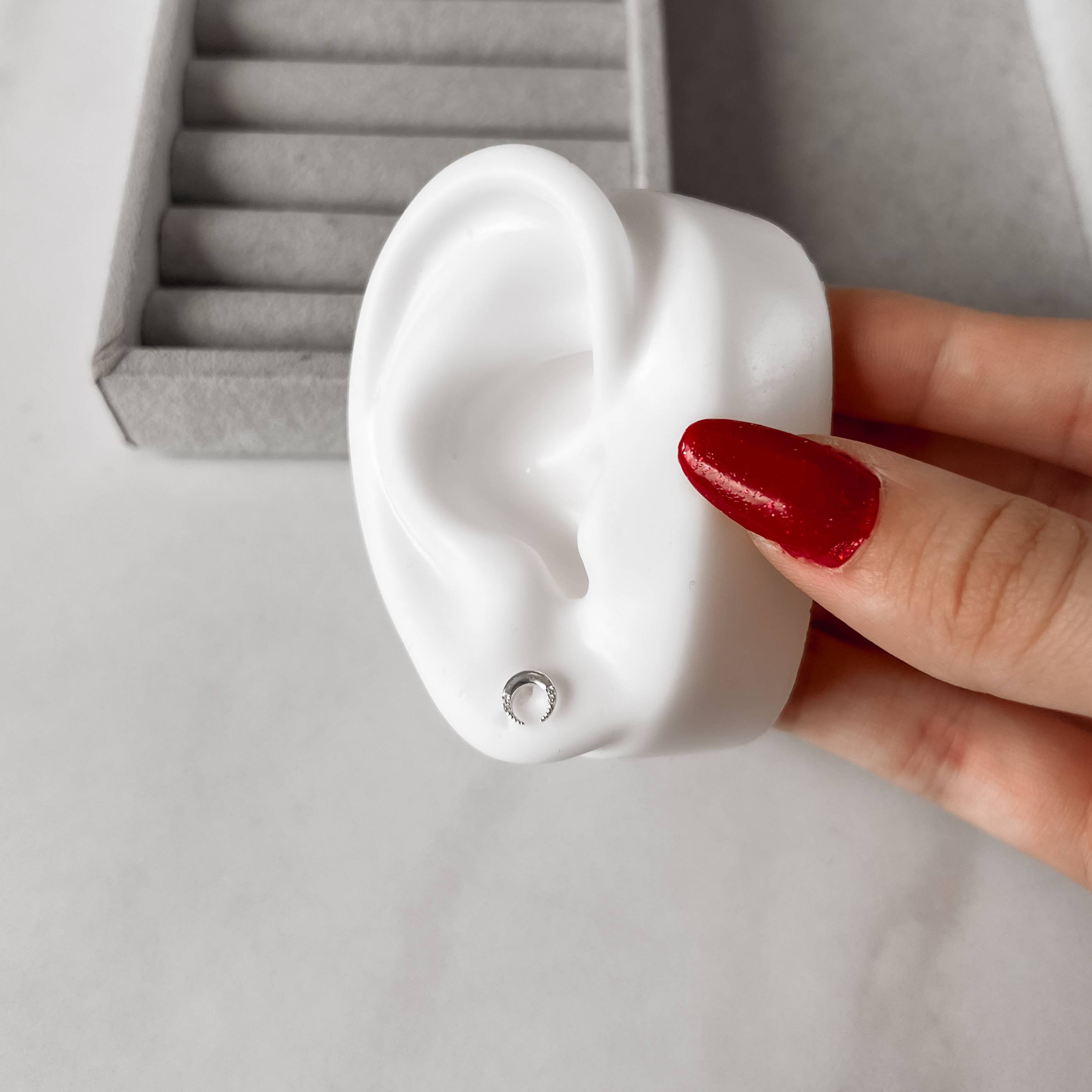 Imagem Secundária Brinco lua invertida ponta cravejada 6mm