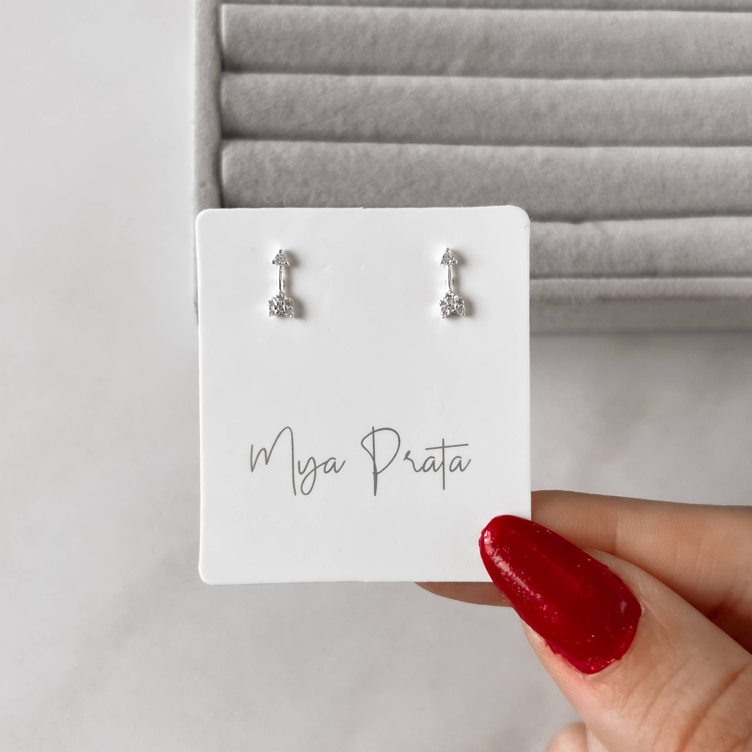 Imagem Brinco flecha cravejada 8mm