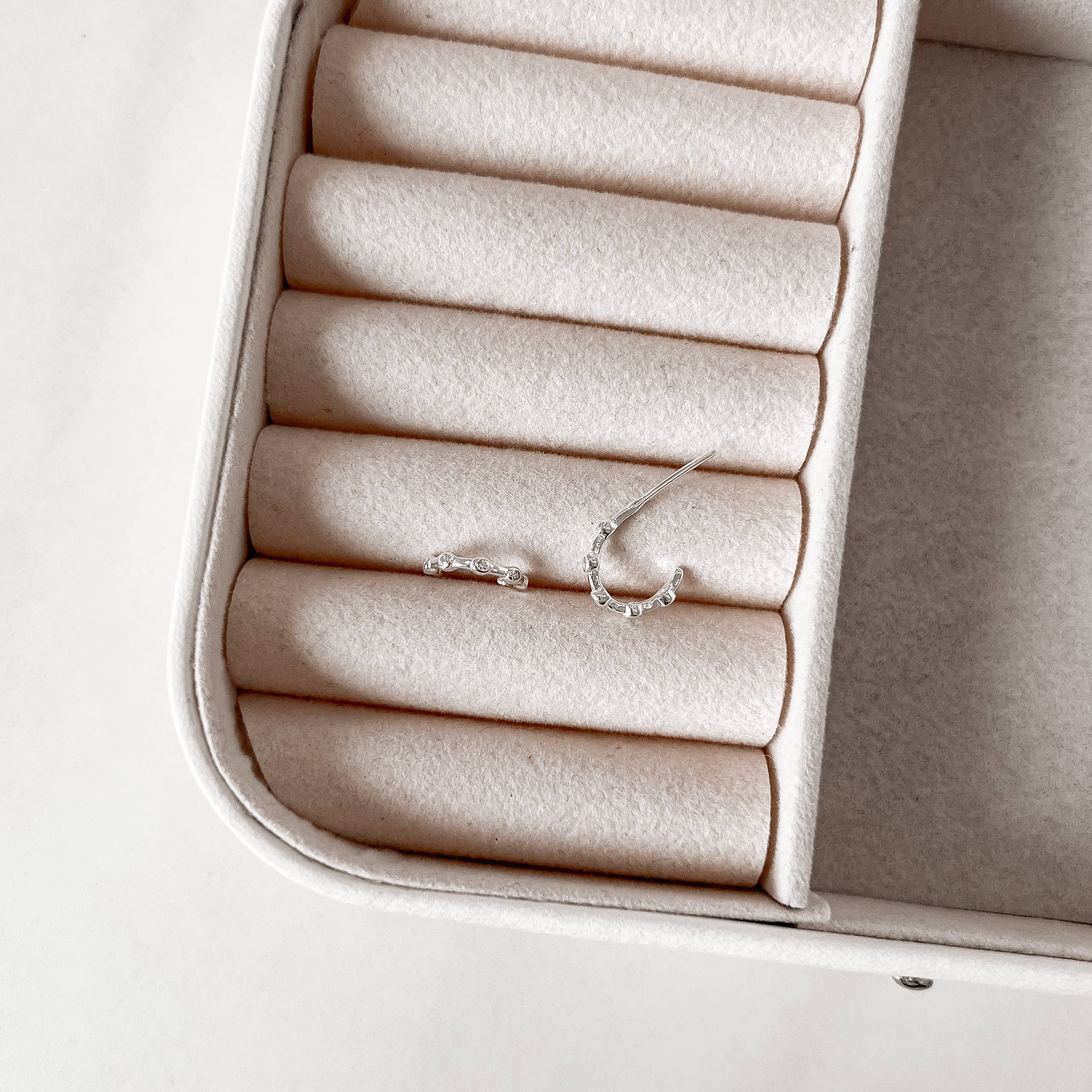 Argola fina com zircônias 11mm tarraxa