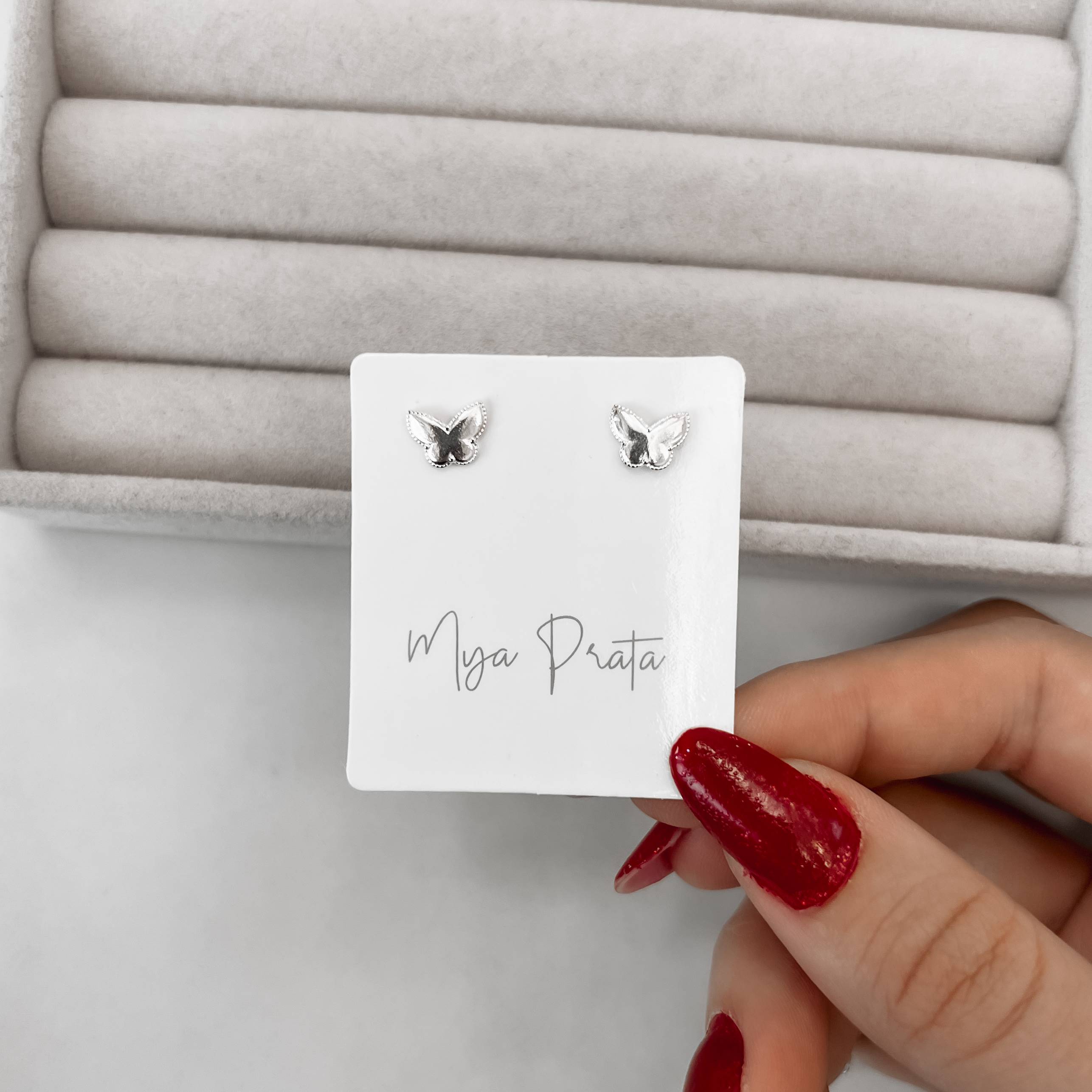 Imagem Brinco borboleta borda desenhada 8mm