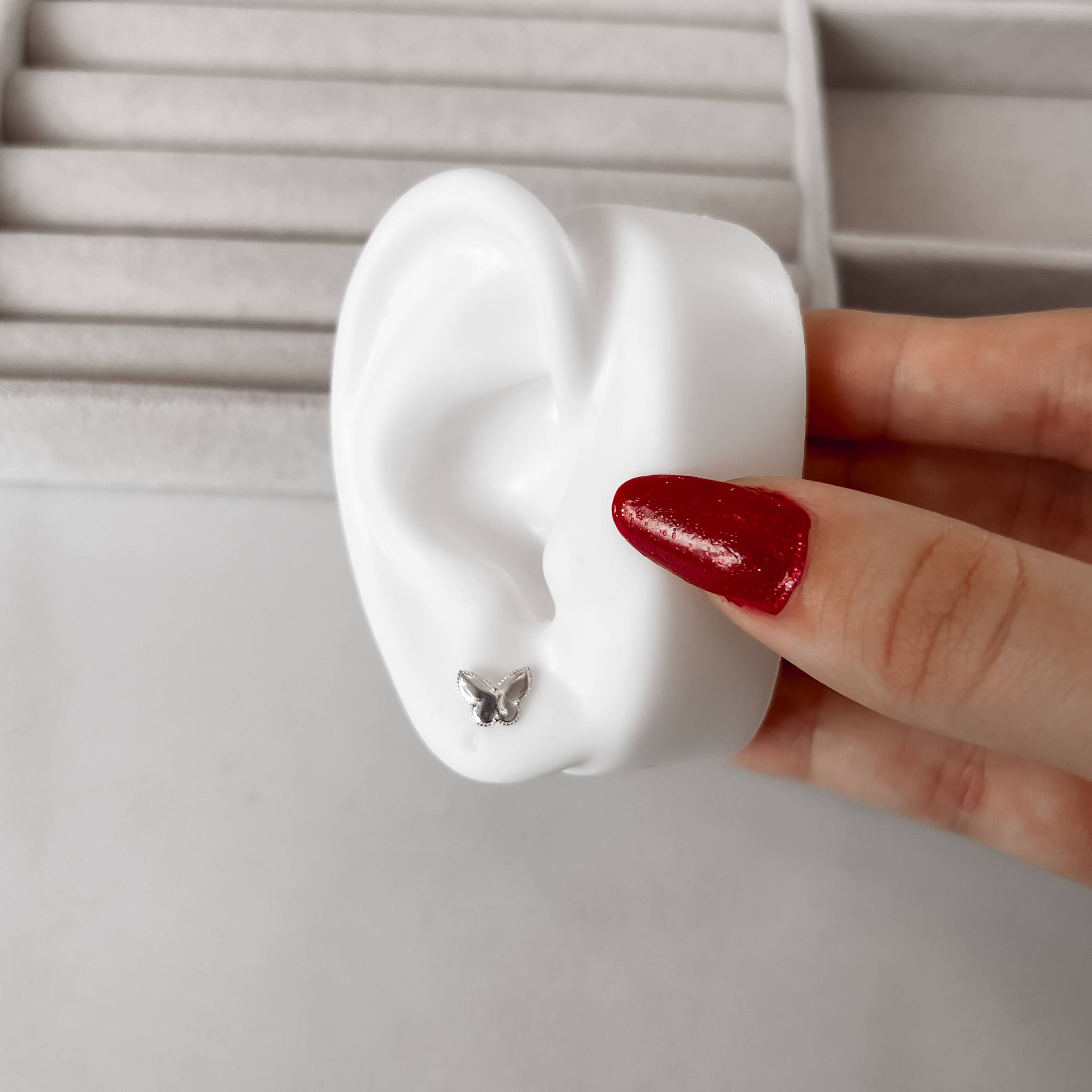 Imagem Secundária Brinco borboleta borda desenhada 8mm