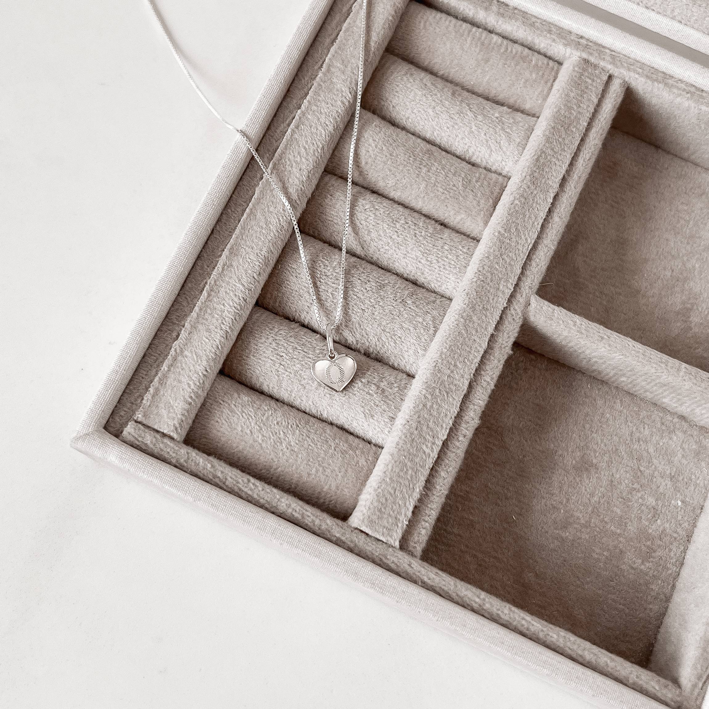 Imagem Colar pingente coração letra Q 45cm