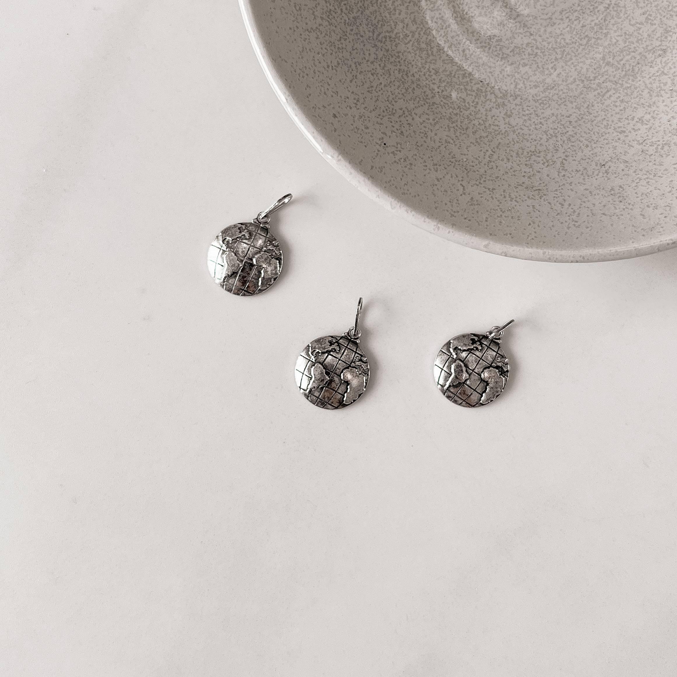 Pingente medalha mundo envelhecida 15mm