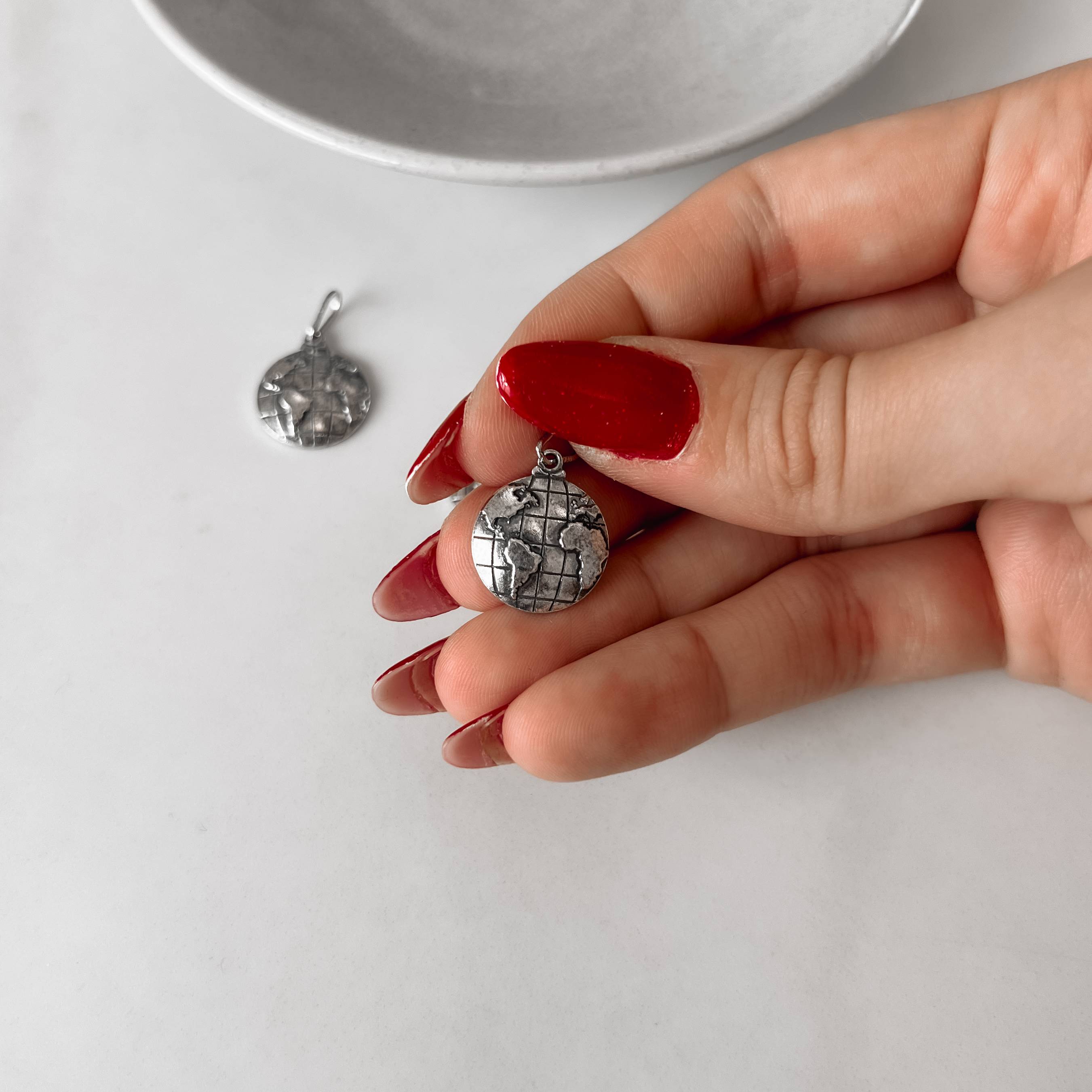 Imagem Secundária Pingente medalha mundo envelhecida 15mm