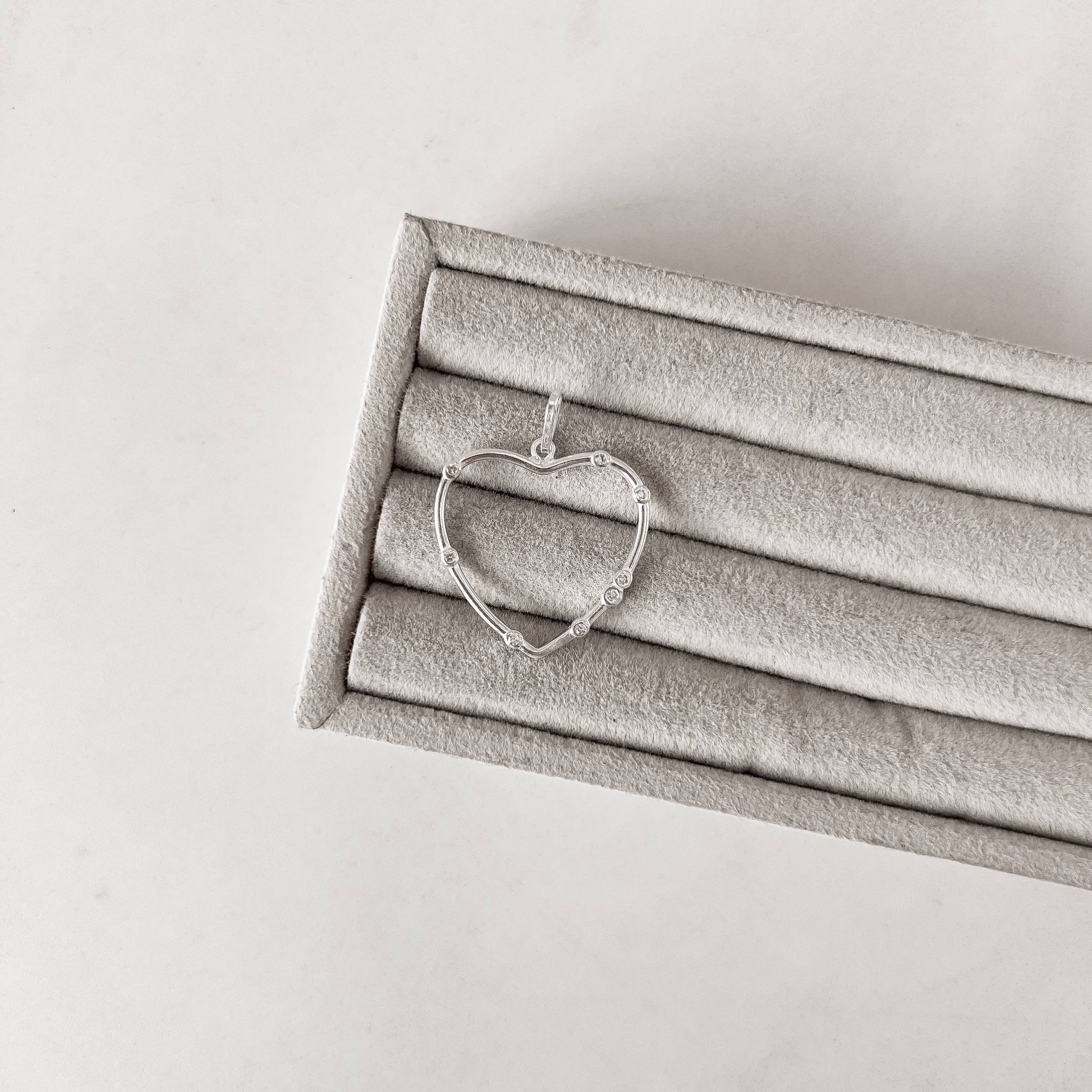 Pingente coração vazado detalhes zircônias 23mm