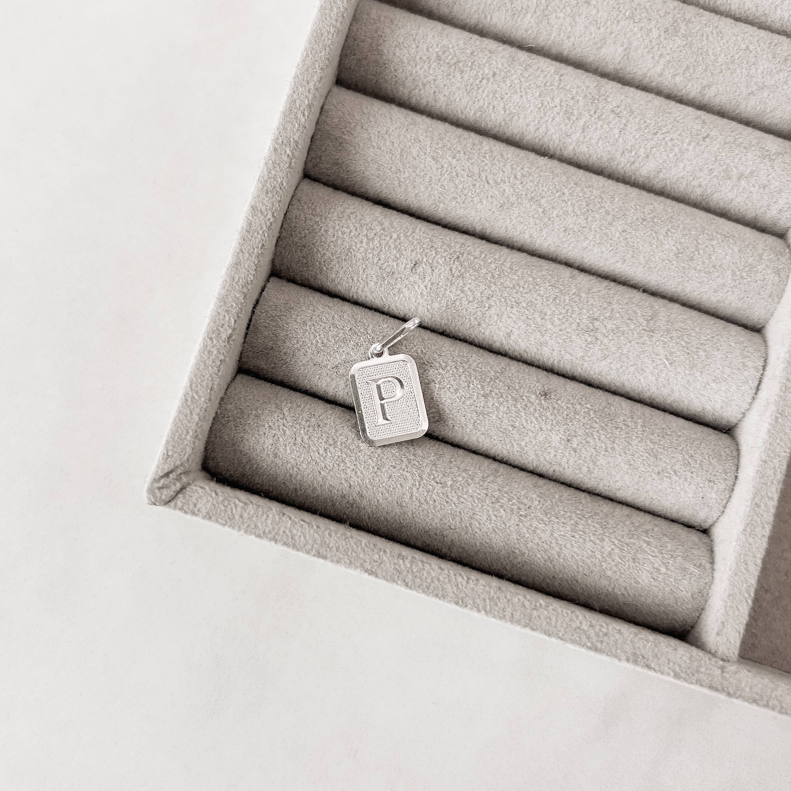 Pingente placa letra P 12mm 