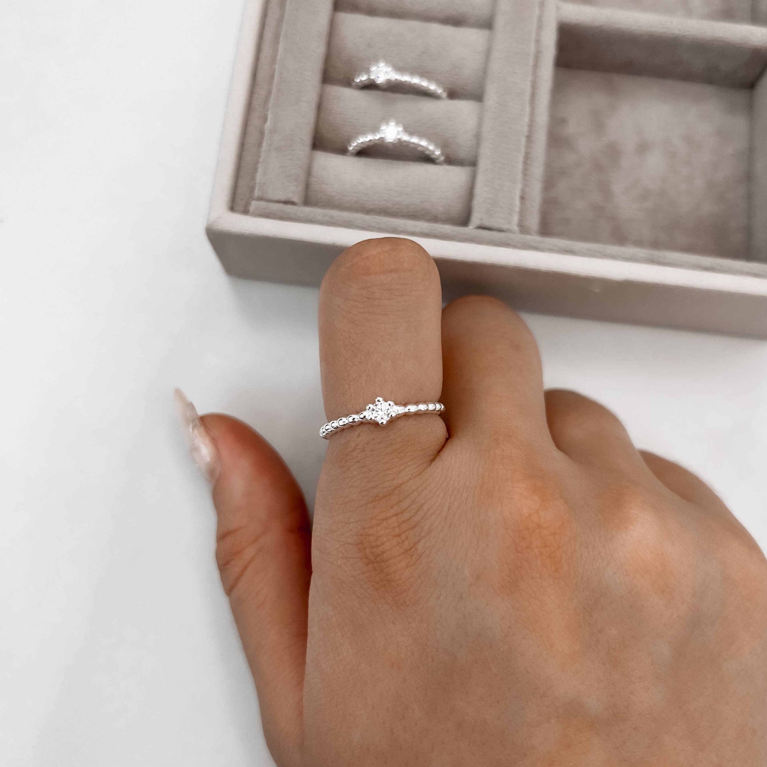 Anel solitário bolinhas zircônia cristal