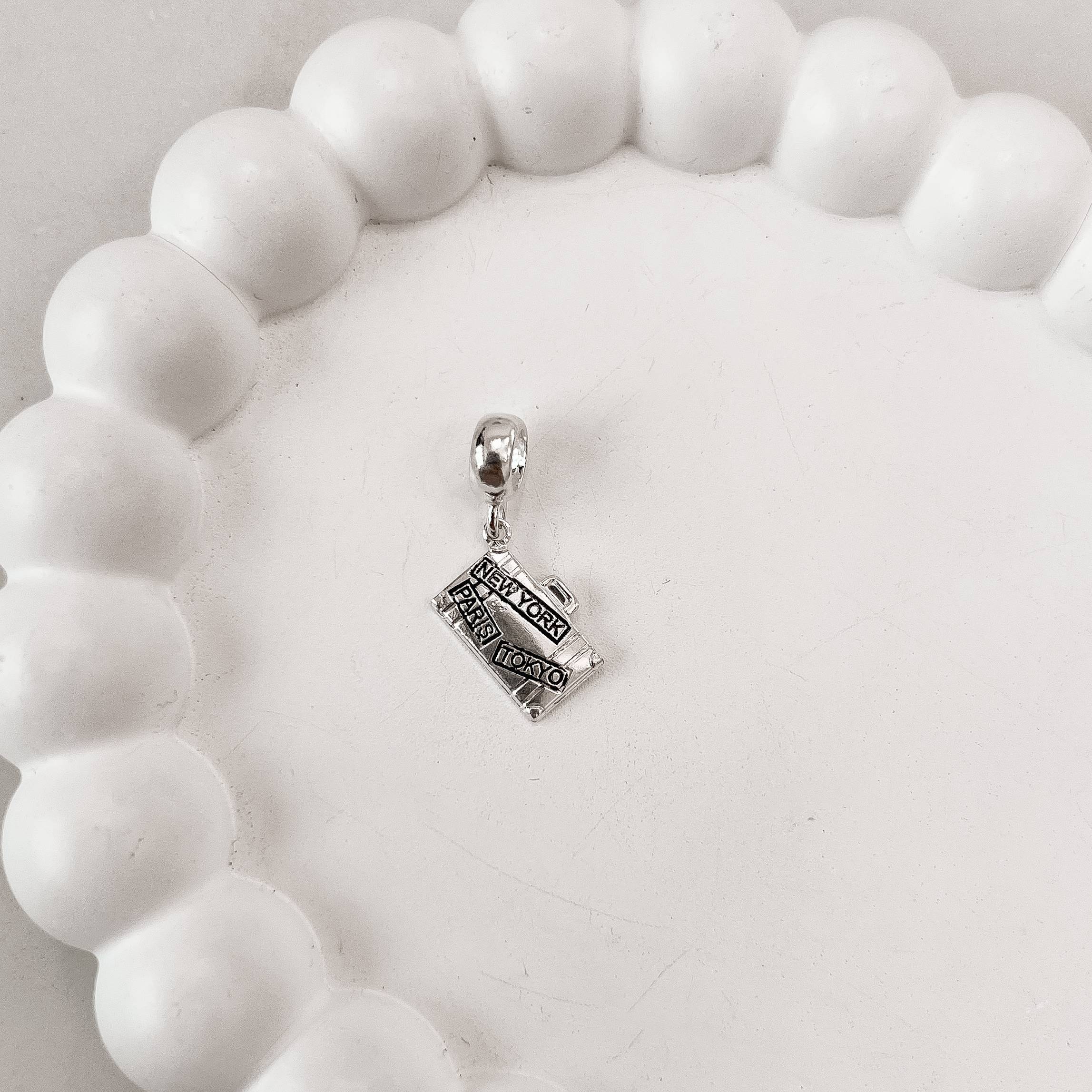 Berloque pingente mala viagem envelhecida resina 14mm