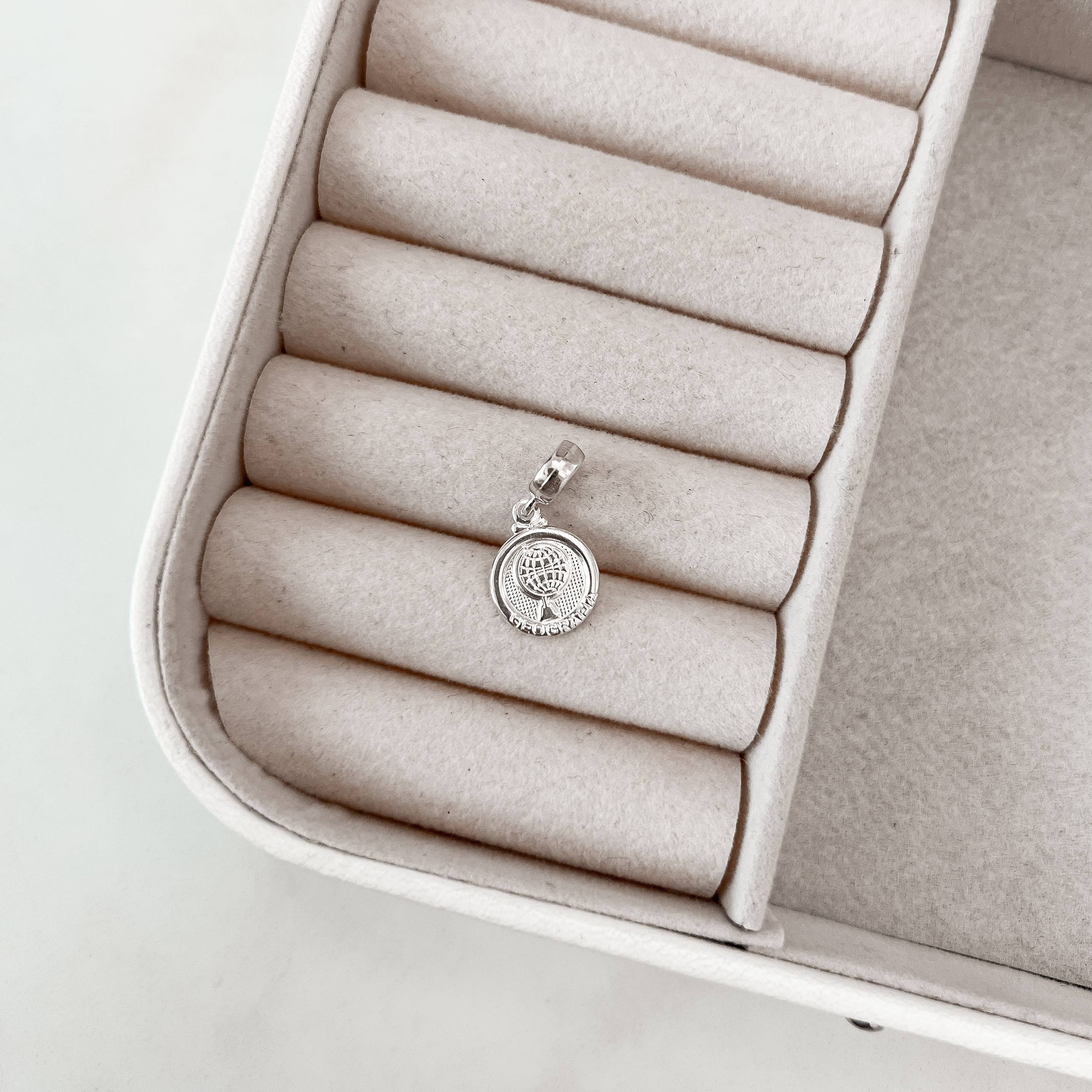 Berloque pingente medalha Geografia 14mm