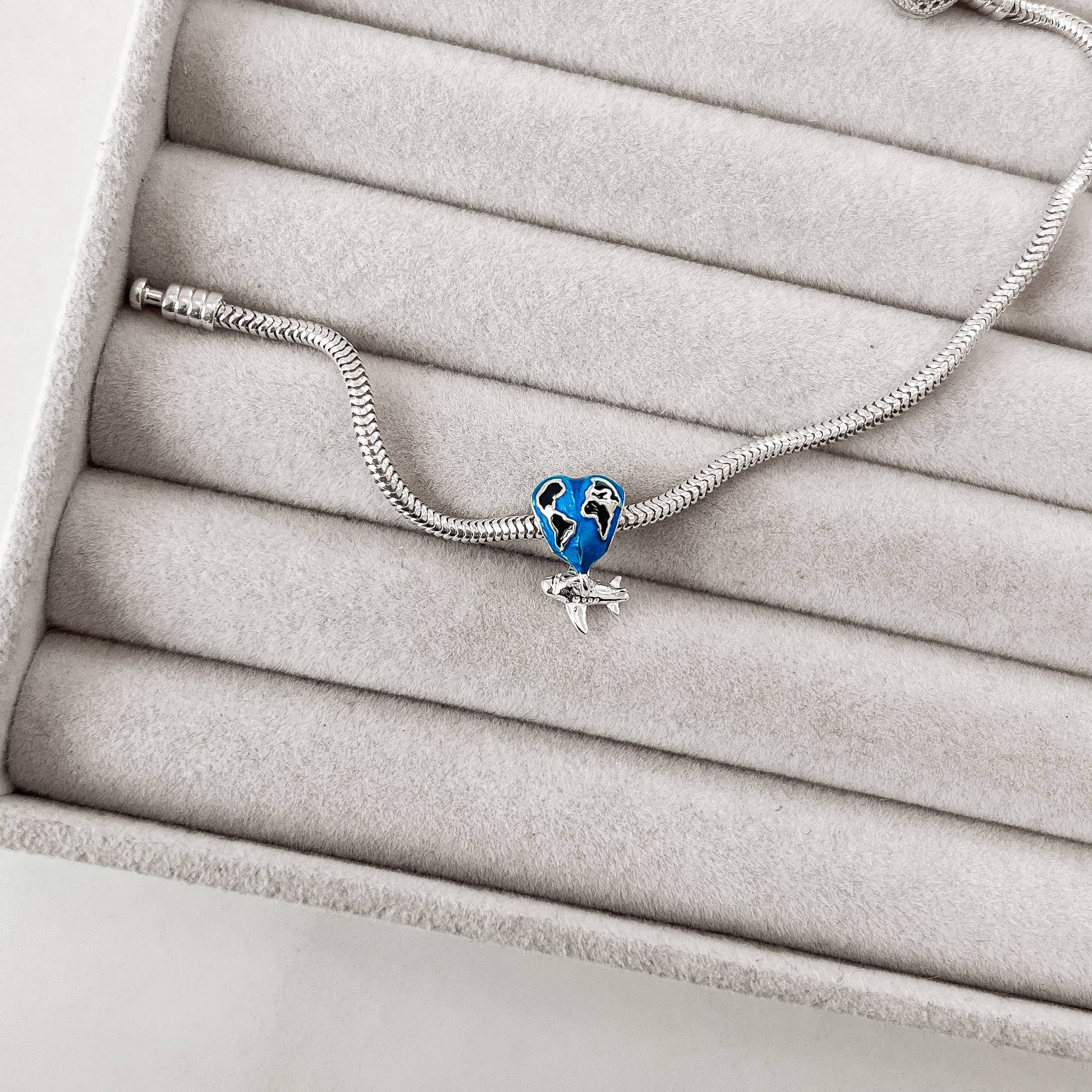 Berloque separador coração mundo pingente avião resina