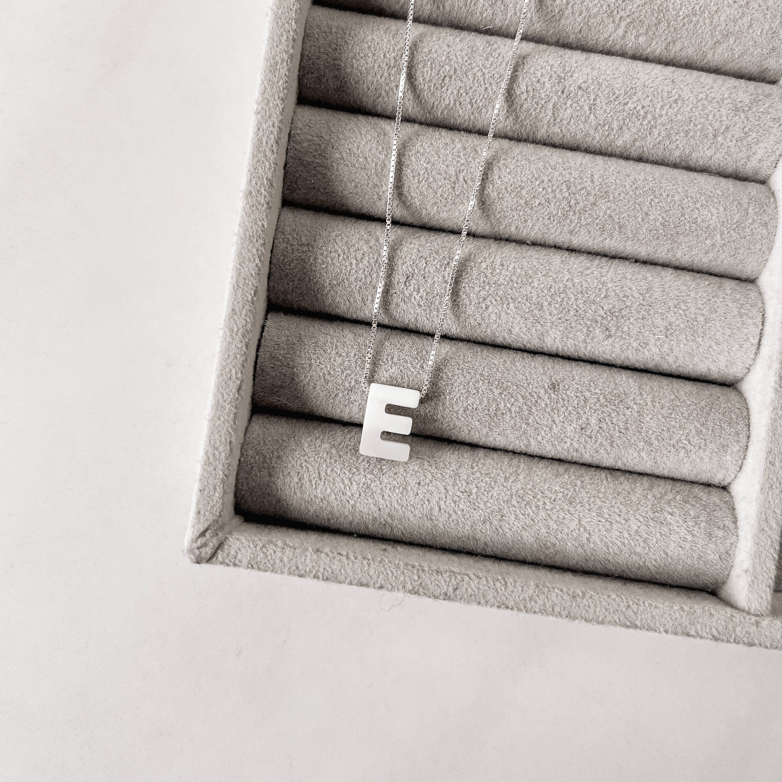 Imagem Colar madrepérola letra E 45cm