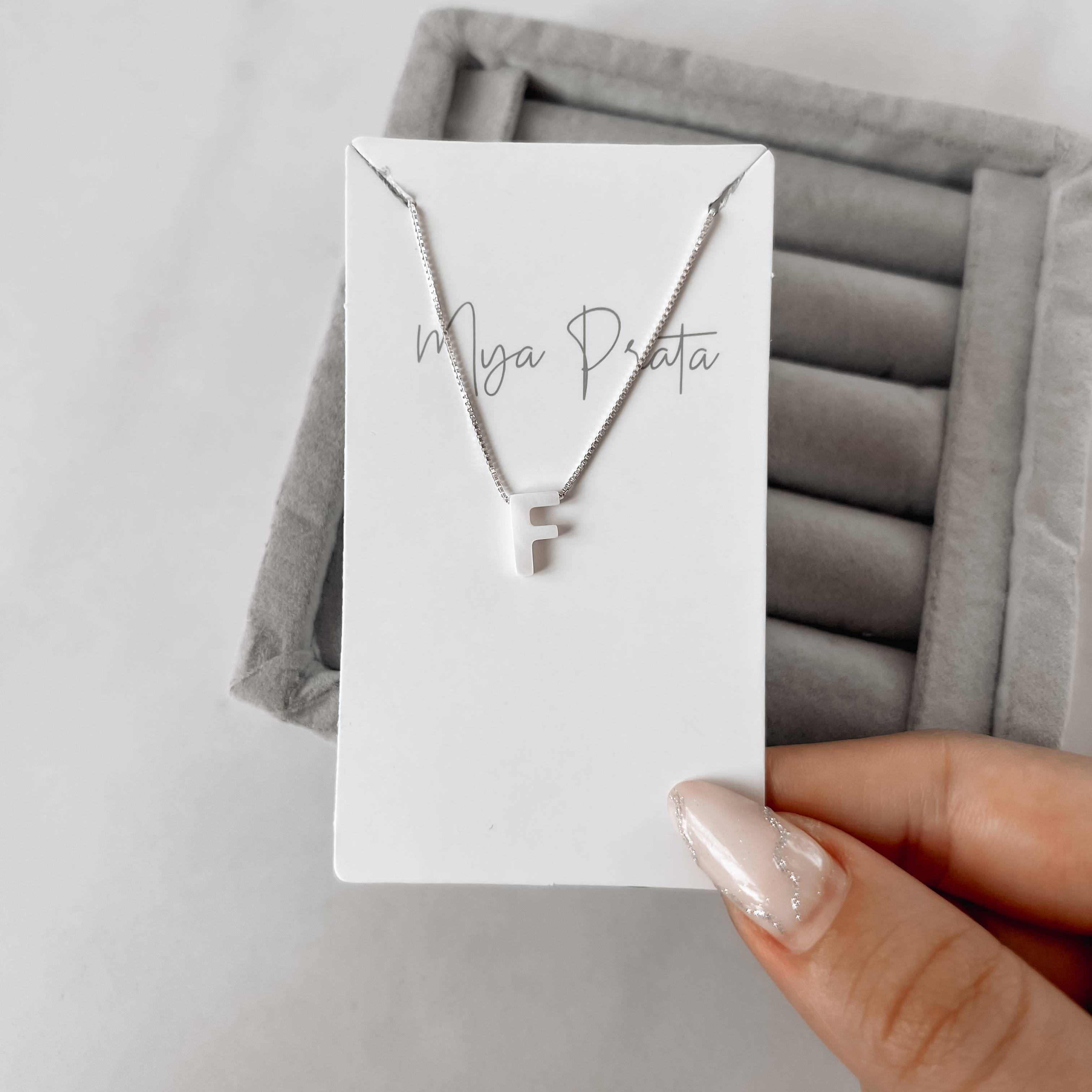 Imagem Secundária Colar madrepérola letra F 45cm