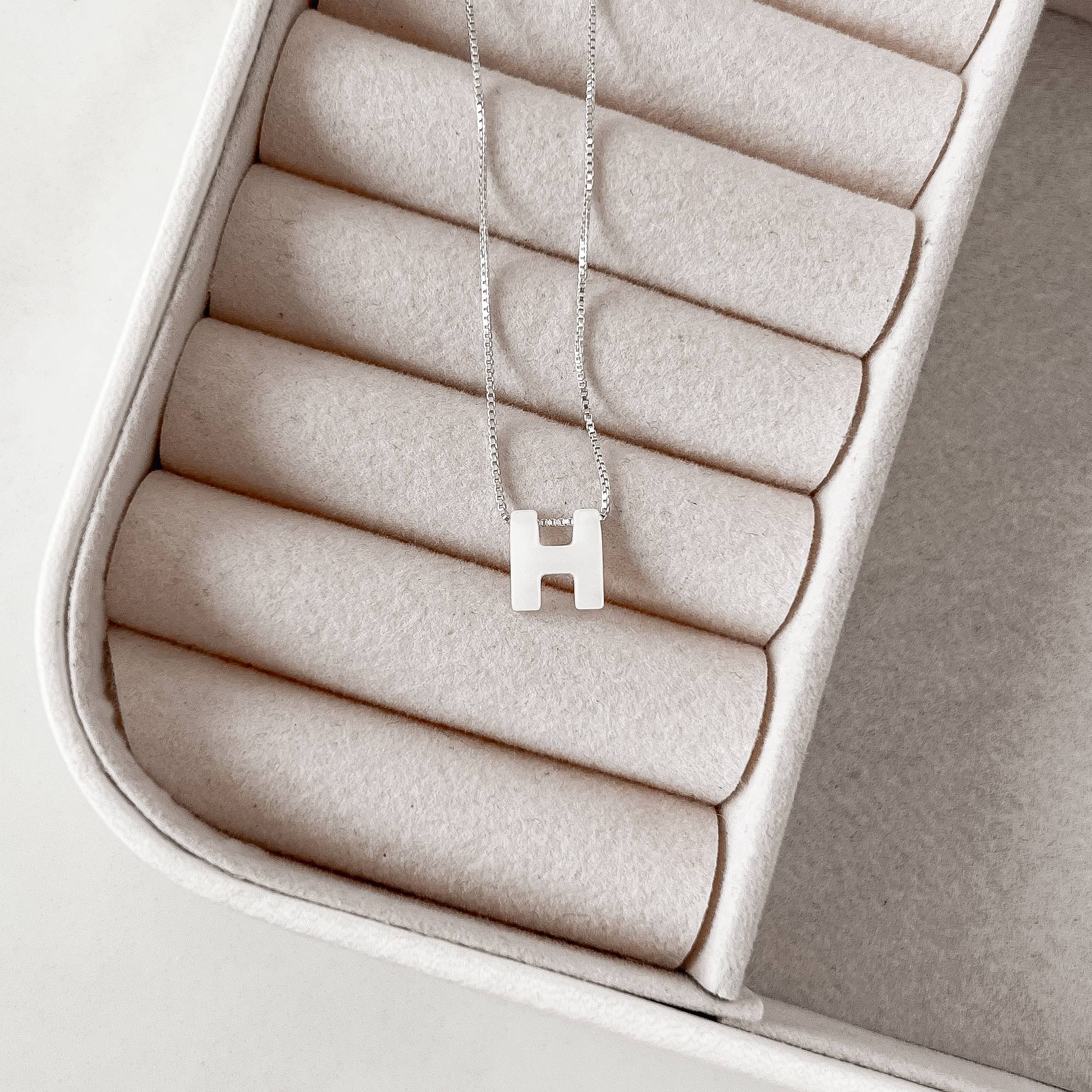 Imagem Colar madrepérola letra H 45cm