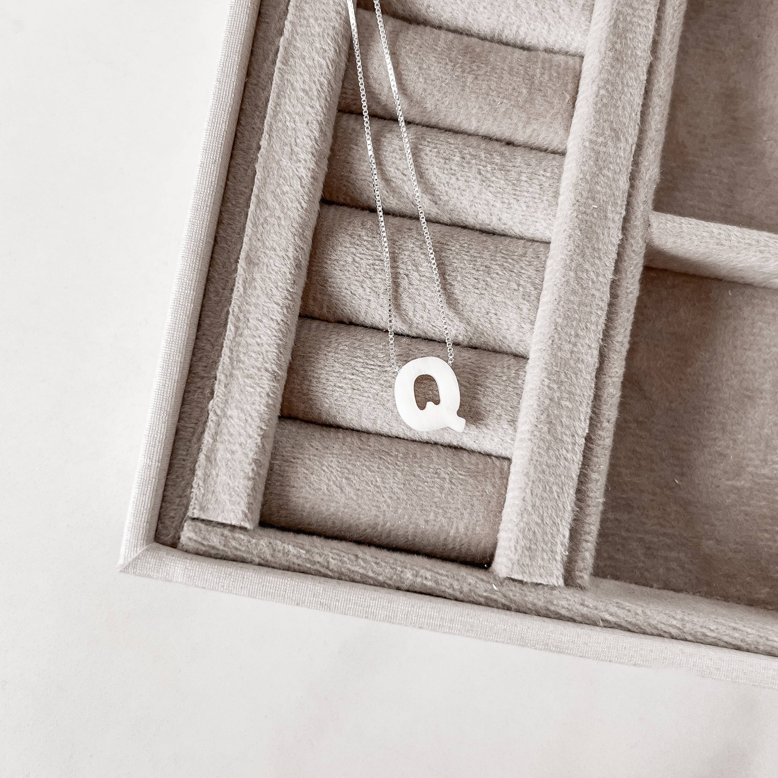 Imagem Colar madrepérola letra Q 45cm