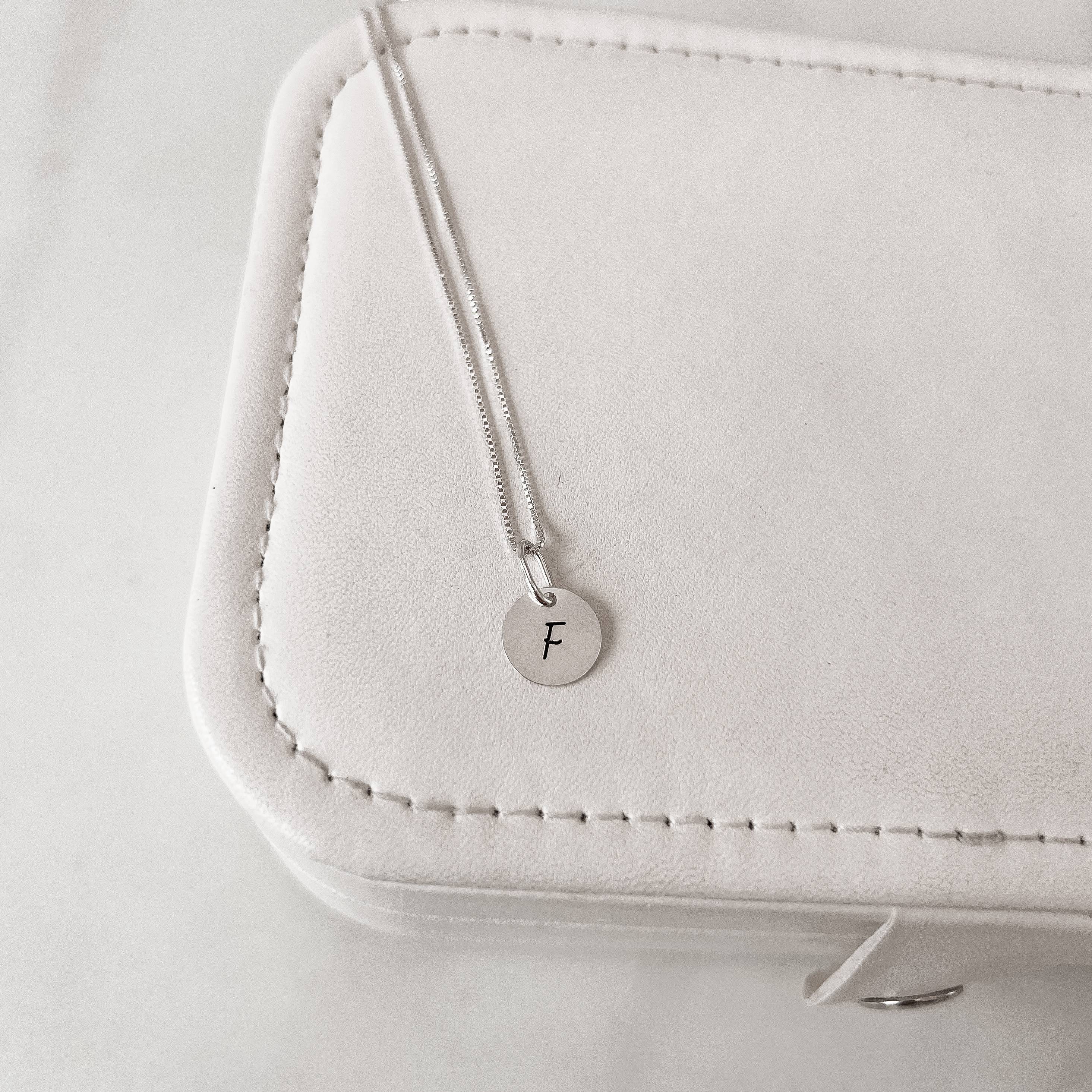 Imagem Colar pingente medalha letra F 10mm 40cm