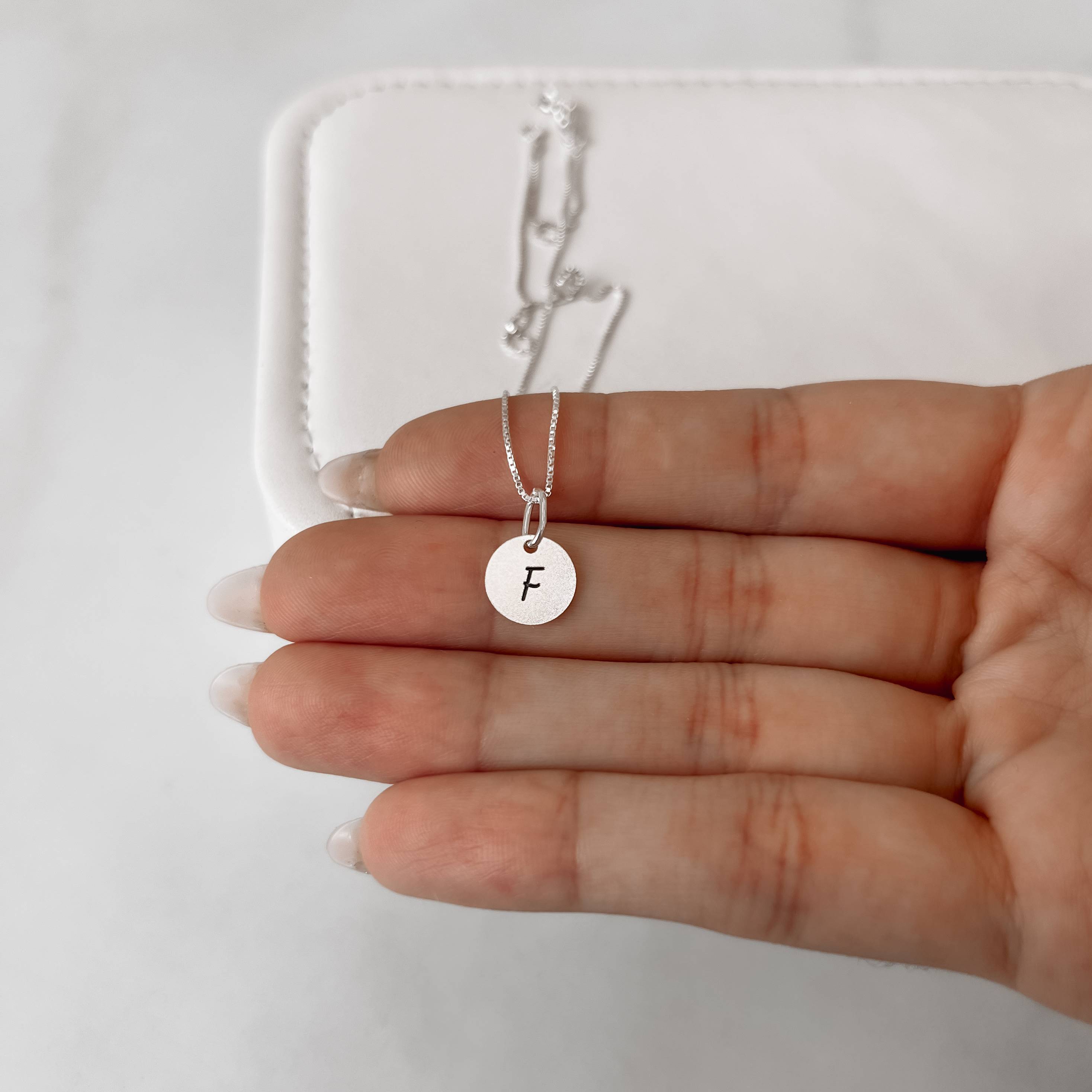 Imagem Secundária Colar pingente medalha letra F 10mm 40cm