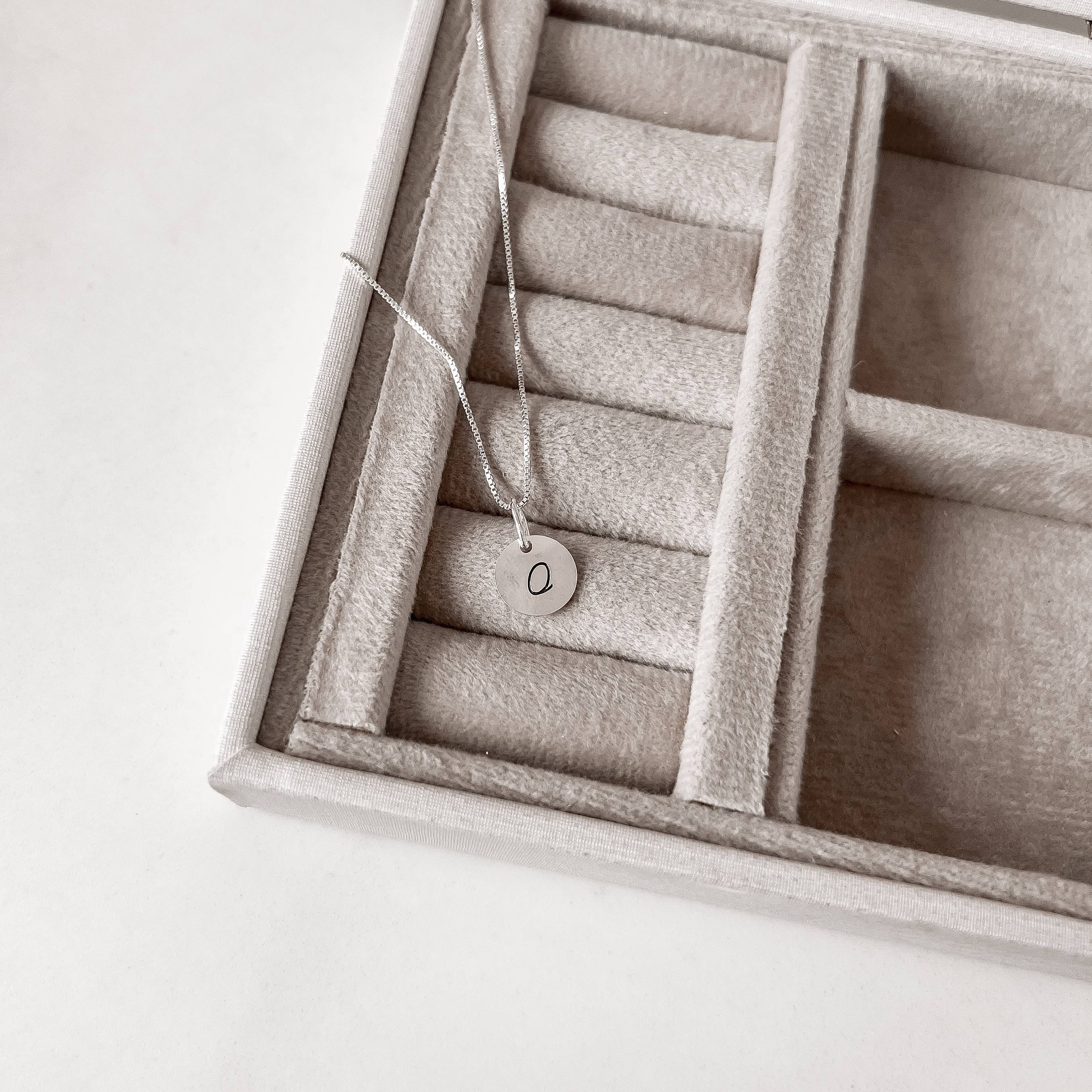 Imagem Colar pingente medalha letra O 10mm 40cm