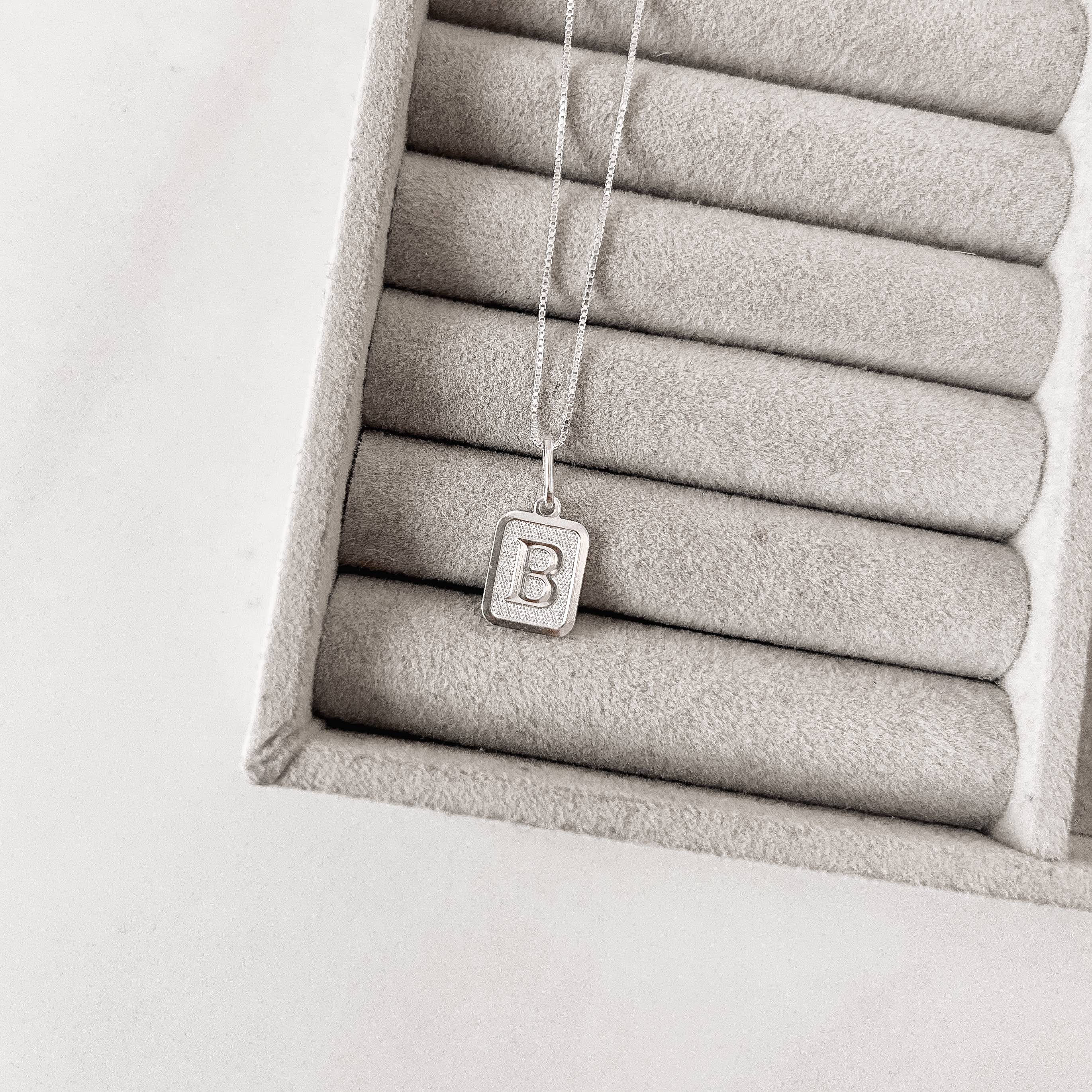 Imagem Colar pingente placa letra B 12mm 45cm