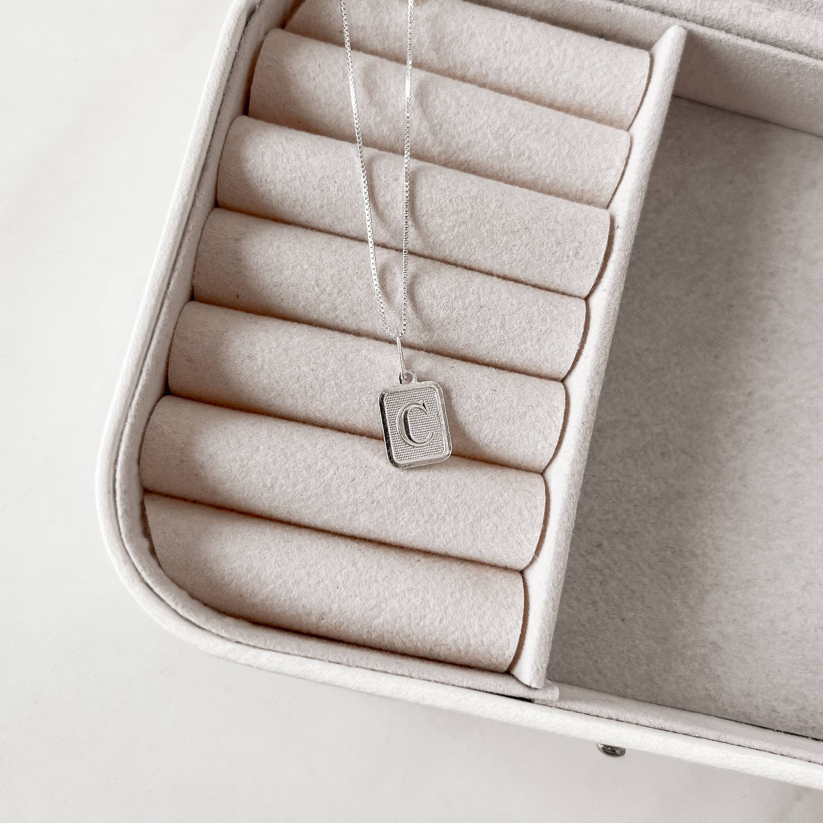 Colar pingente placa letra C 12mm 45cm