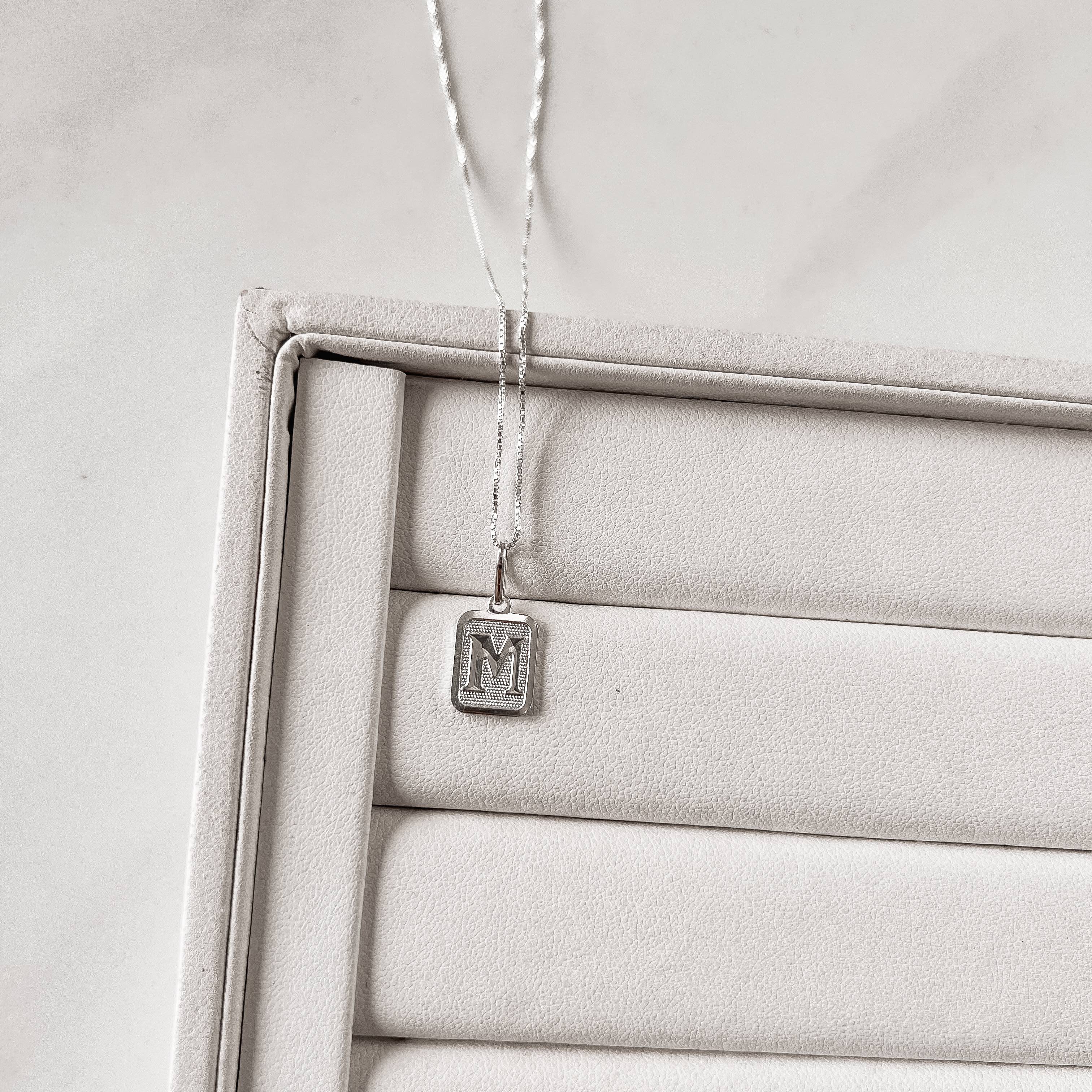 Colar pingente placa letra M 12mm 45cm