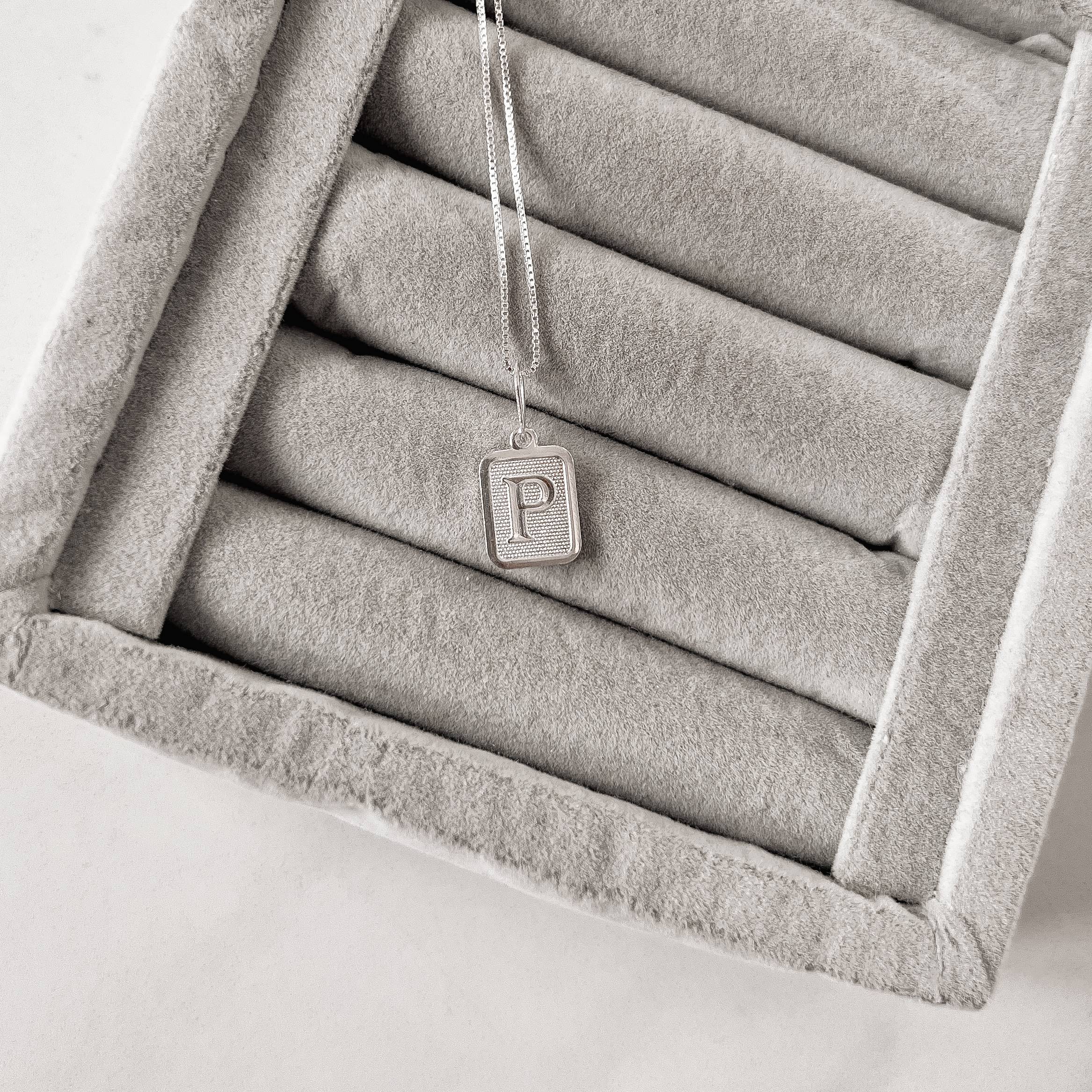 Imagem Colar pingente placa letra P 12mm 45cm