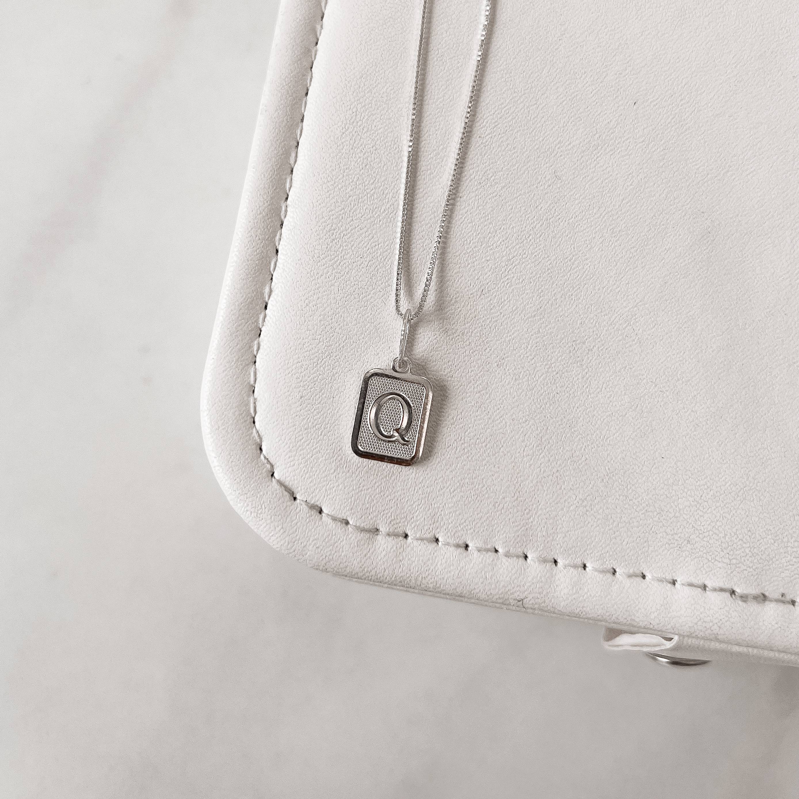 Colar pingente placa letra Q 12mm 45cm