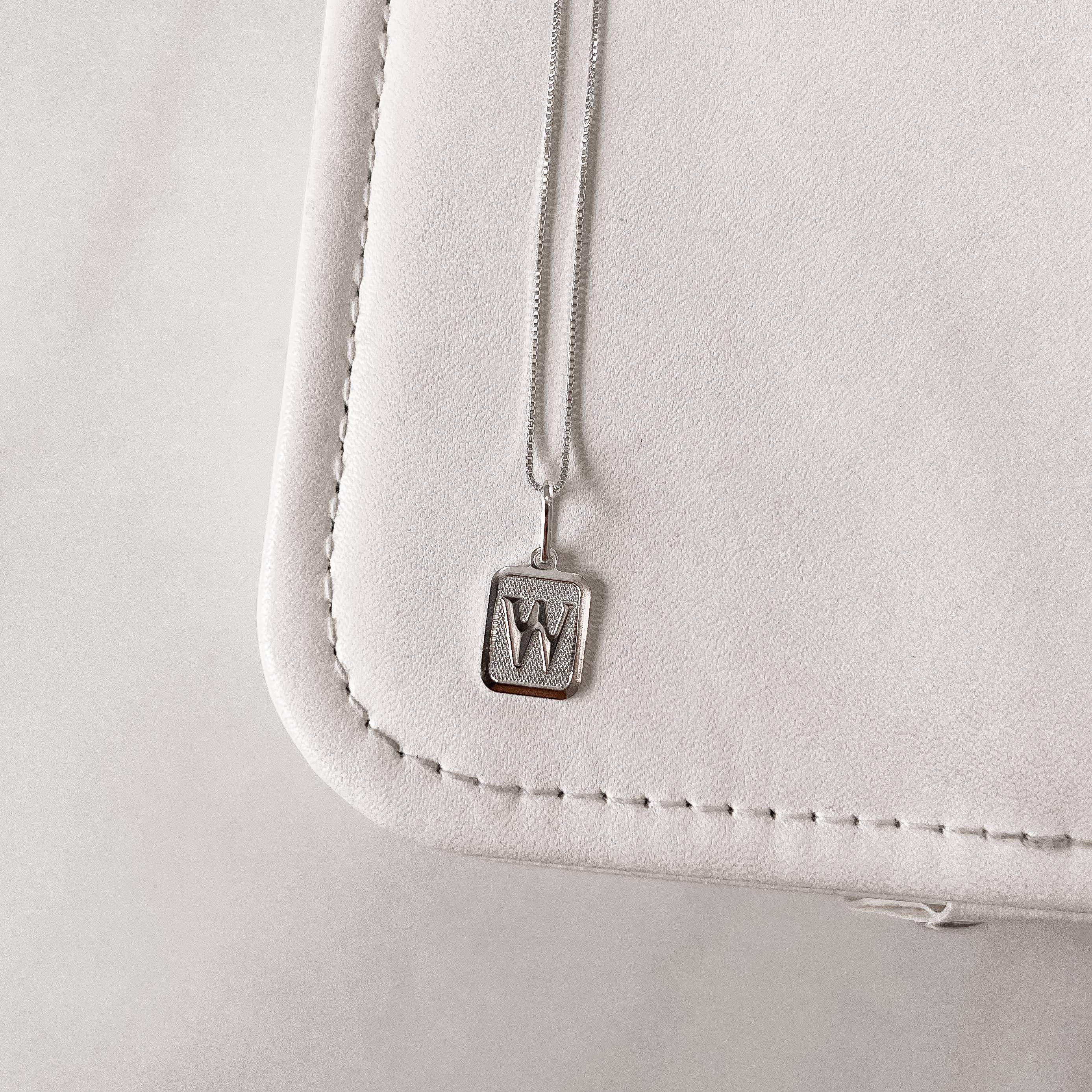 Colar pingente placa letra W 12mm 45cm