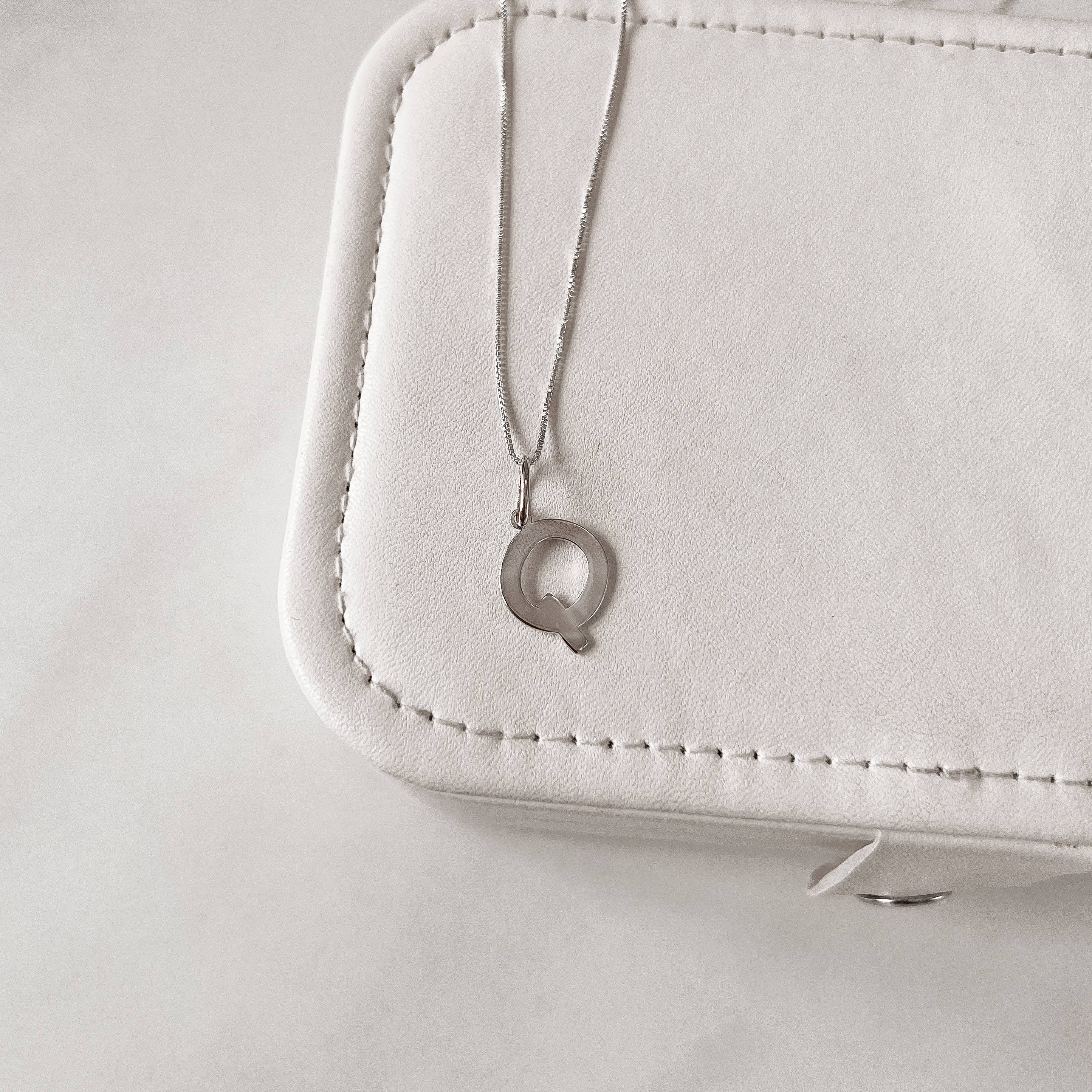 Imagem Colar pingente letra Q 45cm