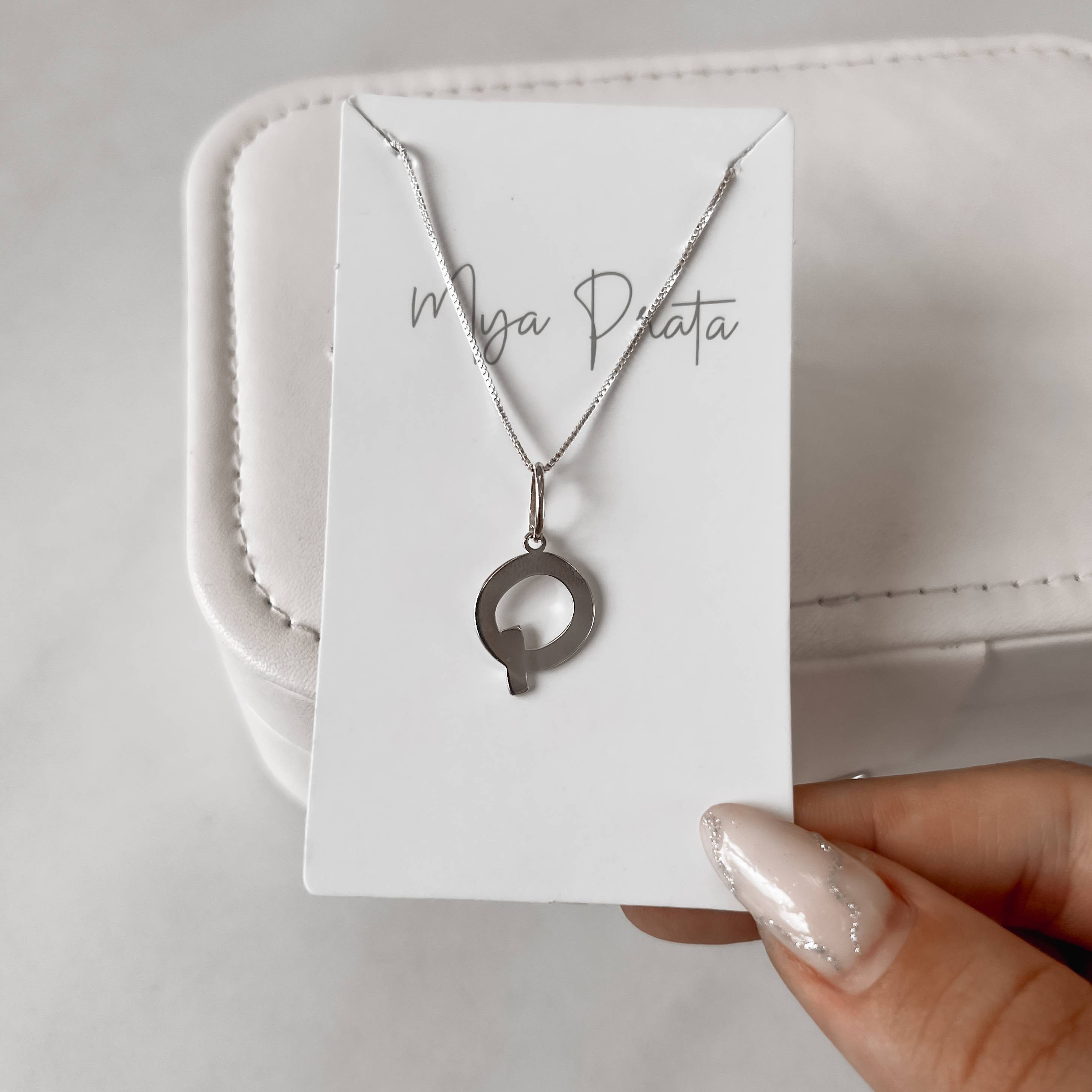 Imagem Secundária Colar pingente letra Q 45cm