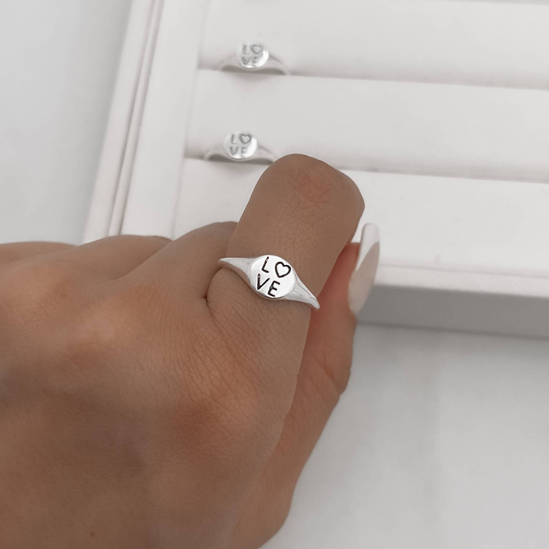 Imagem Anel redondo escrito love resina