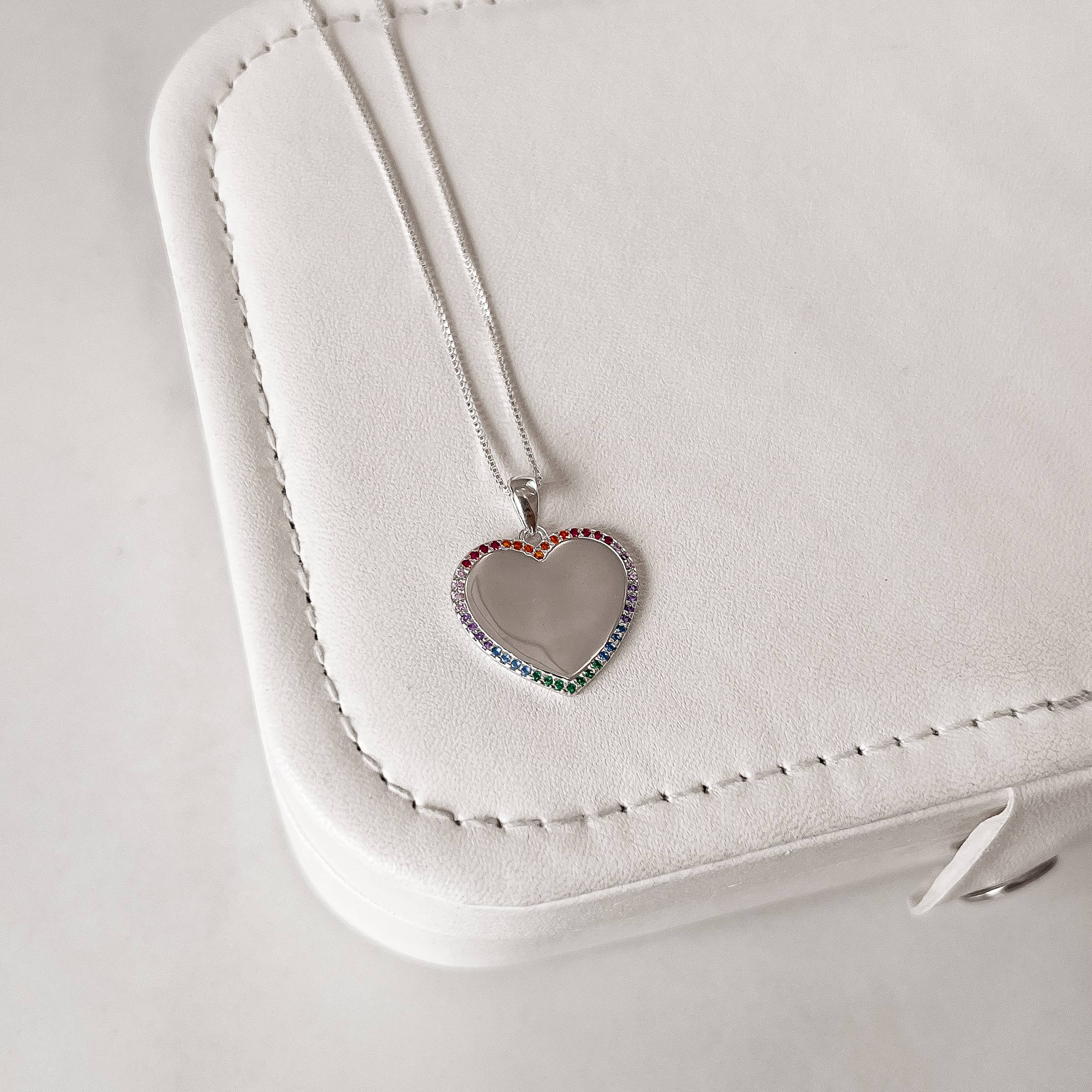 Colar pingente coração borda cravejada colorida 17mm 45cm