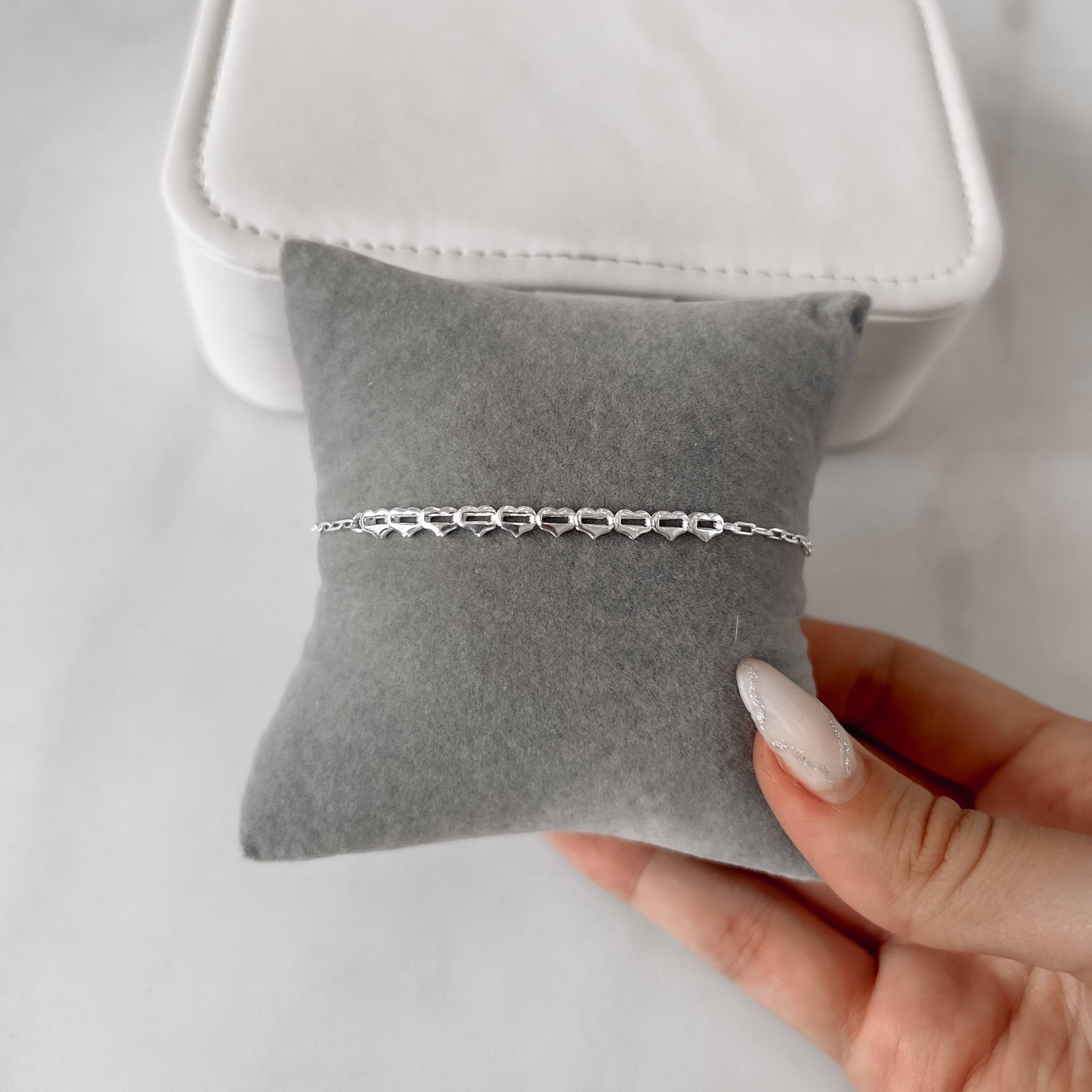 Imagem Secundária Pulseira entremeio corações corrente cartier