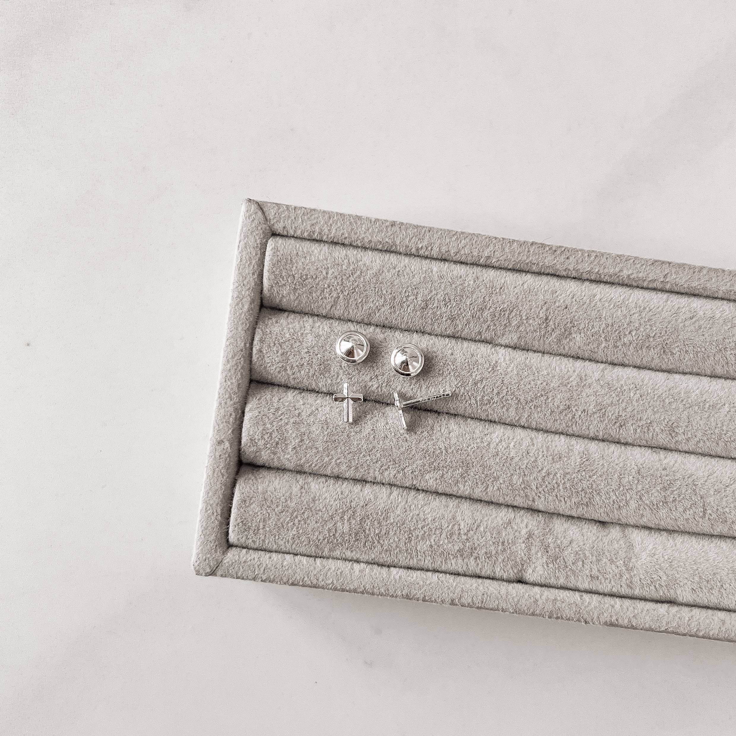 Imagem Brinco infantil cruz facetada 6mm tarraxa baby