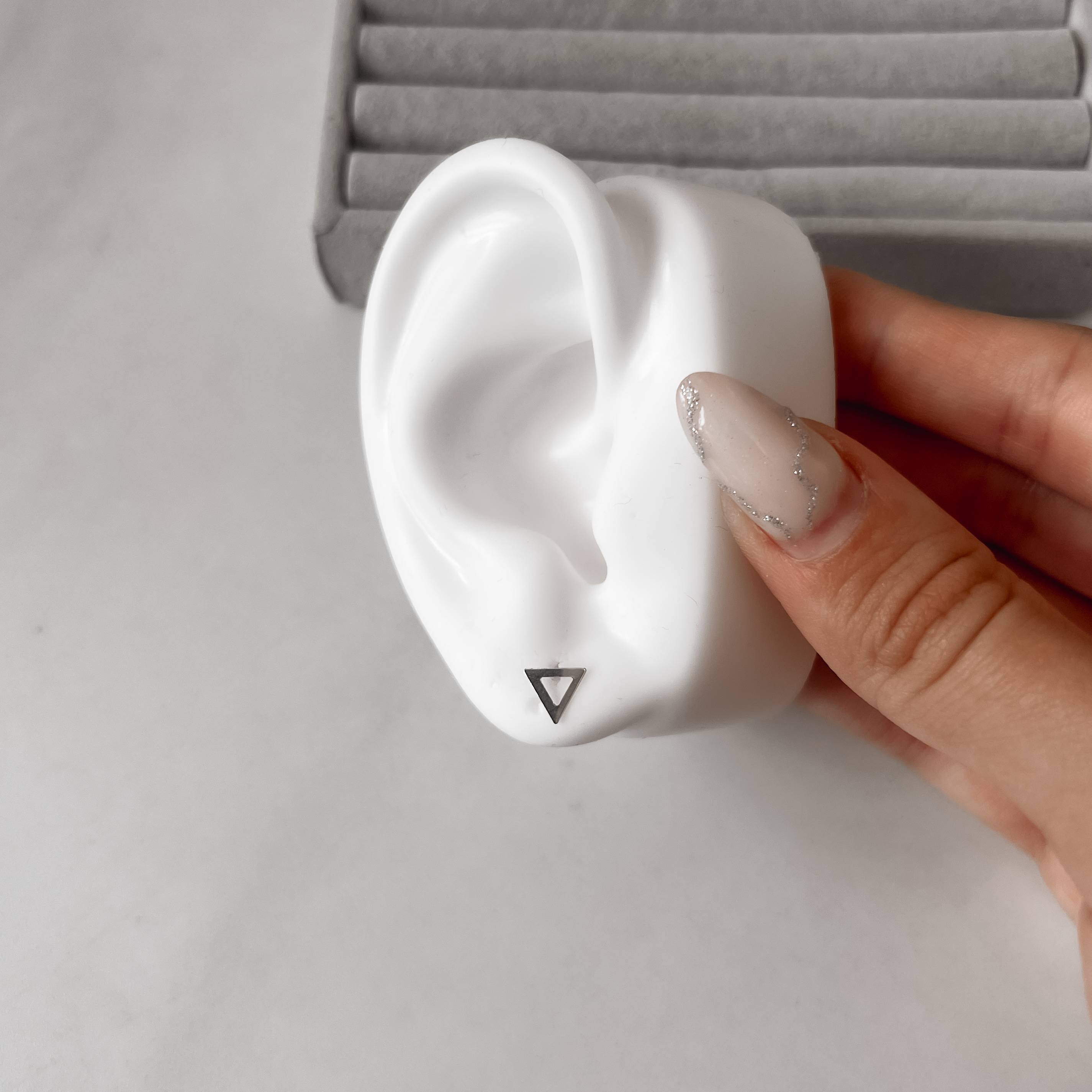 Imagem Brinco triângulo invertido vazado 6mm