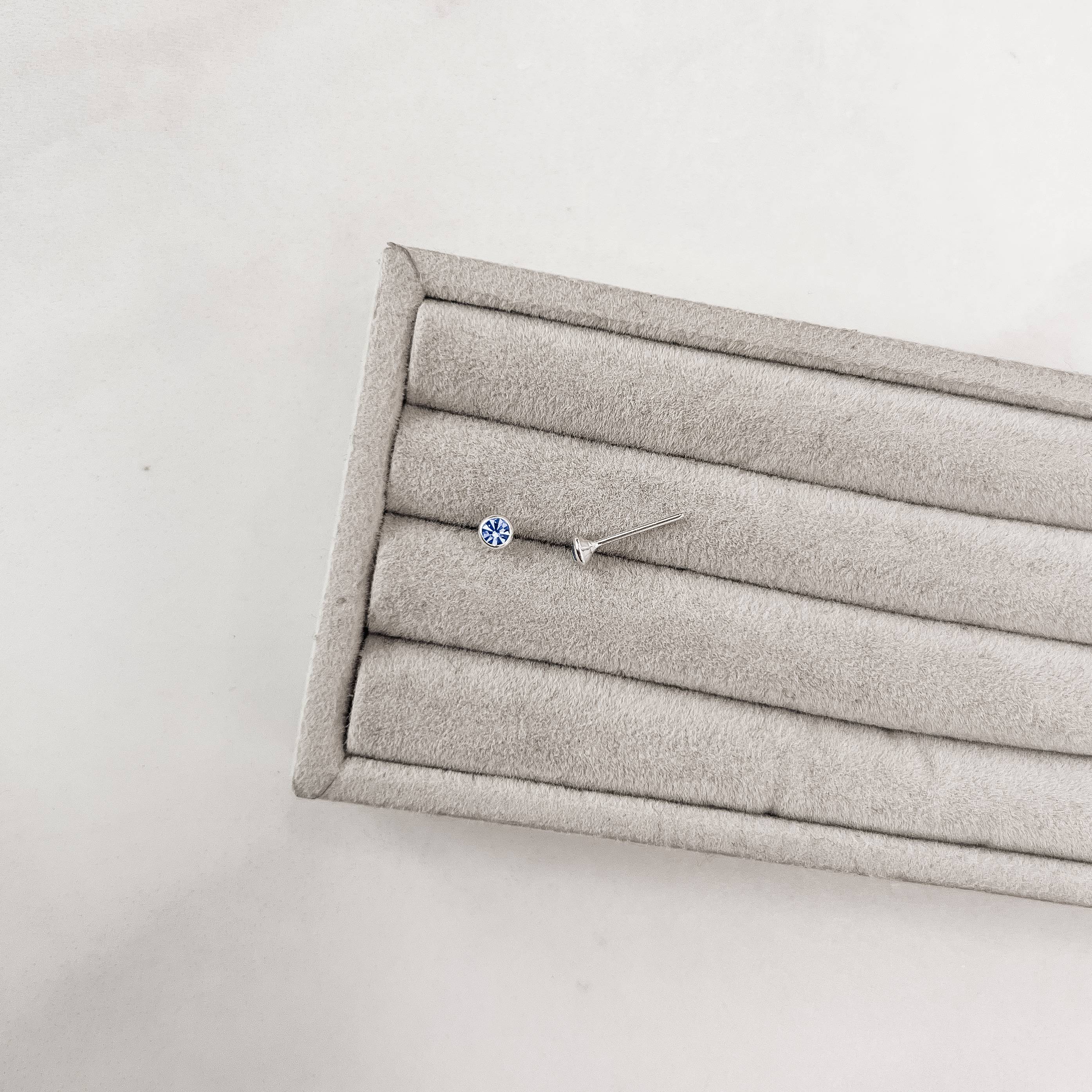 Brinco zircônia redonda embutida azul 3mm