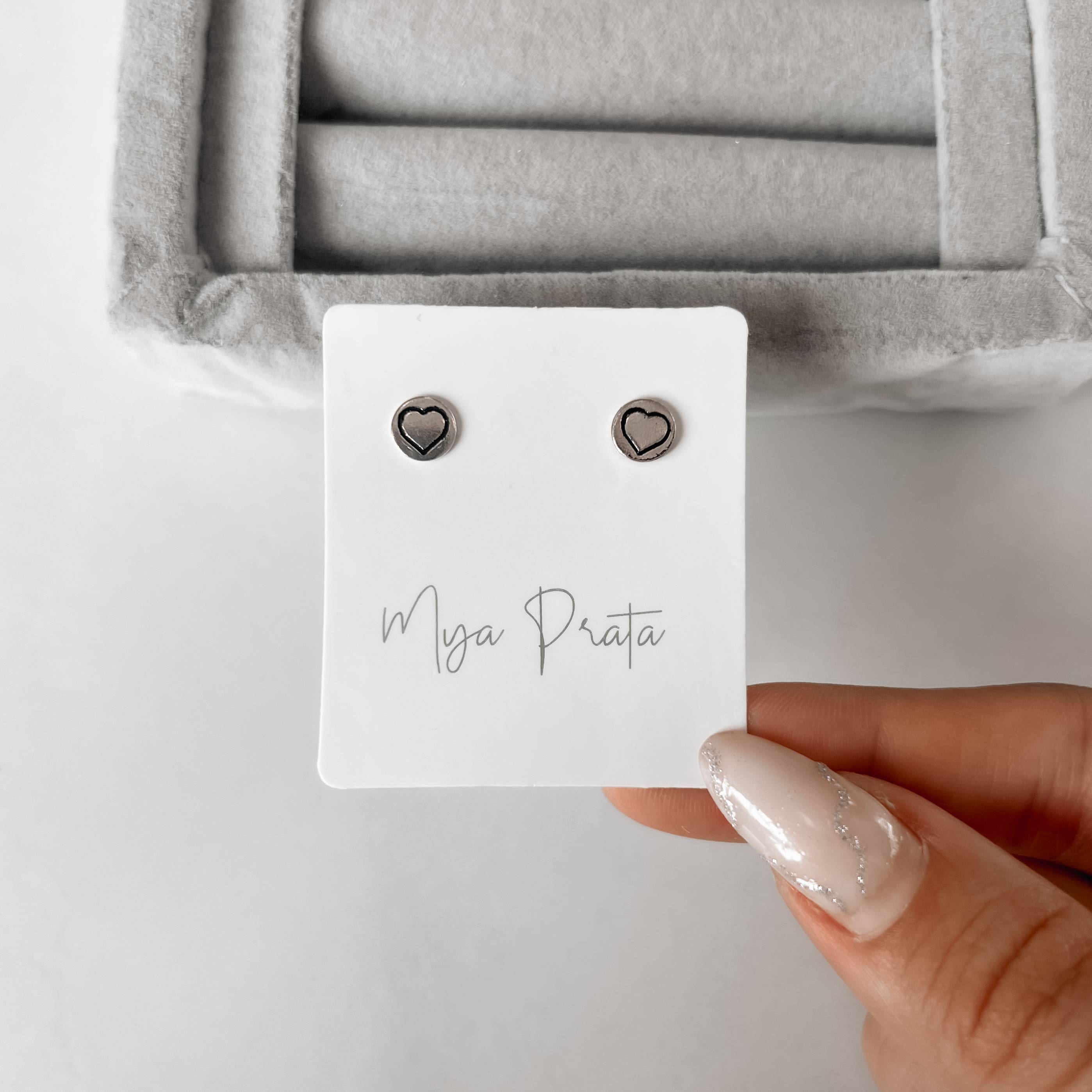 Imagem Brinco medalha coração vazado resina 6mm