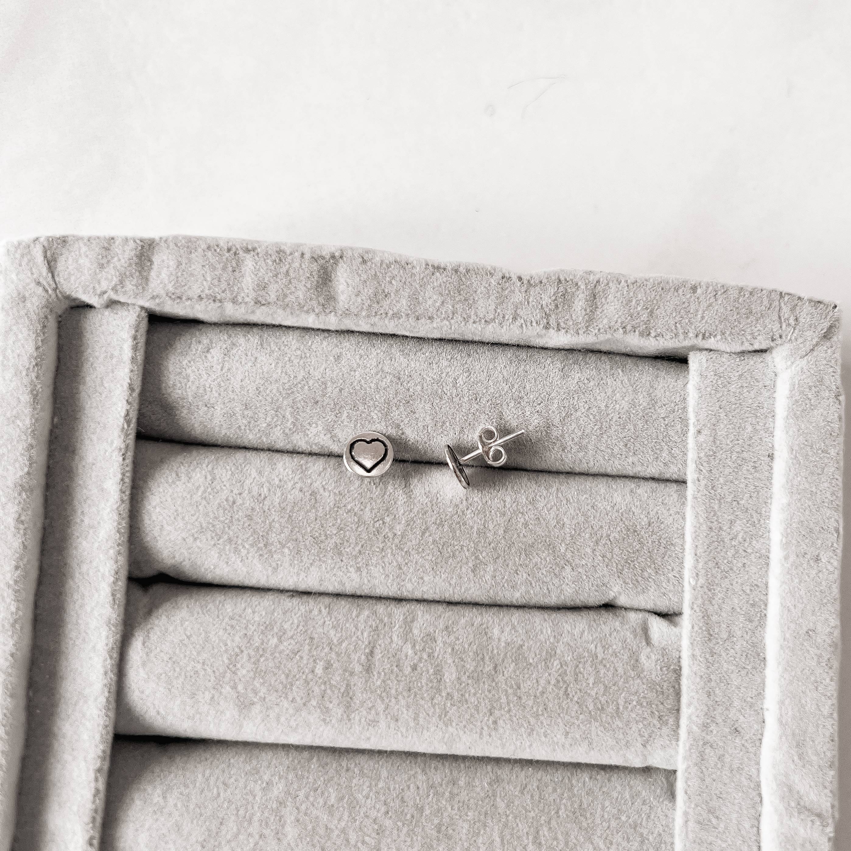 Imagem Secundária Brinco medalha coração vazado resina 6mm