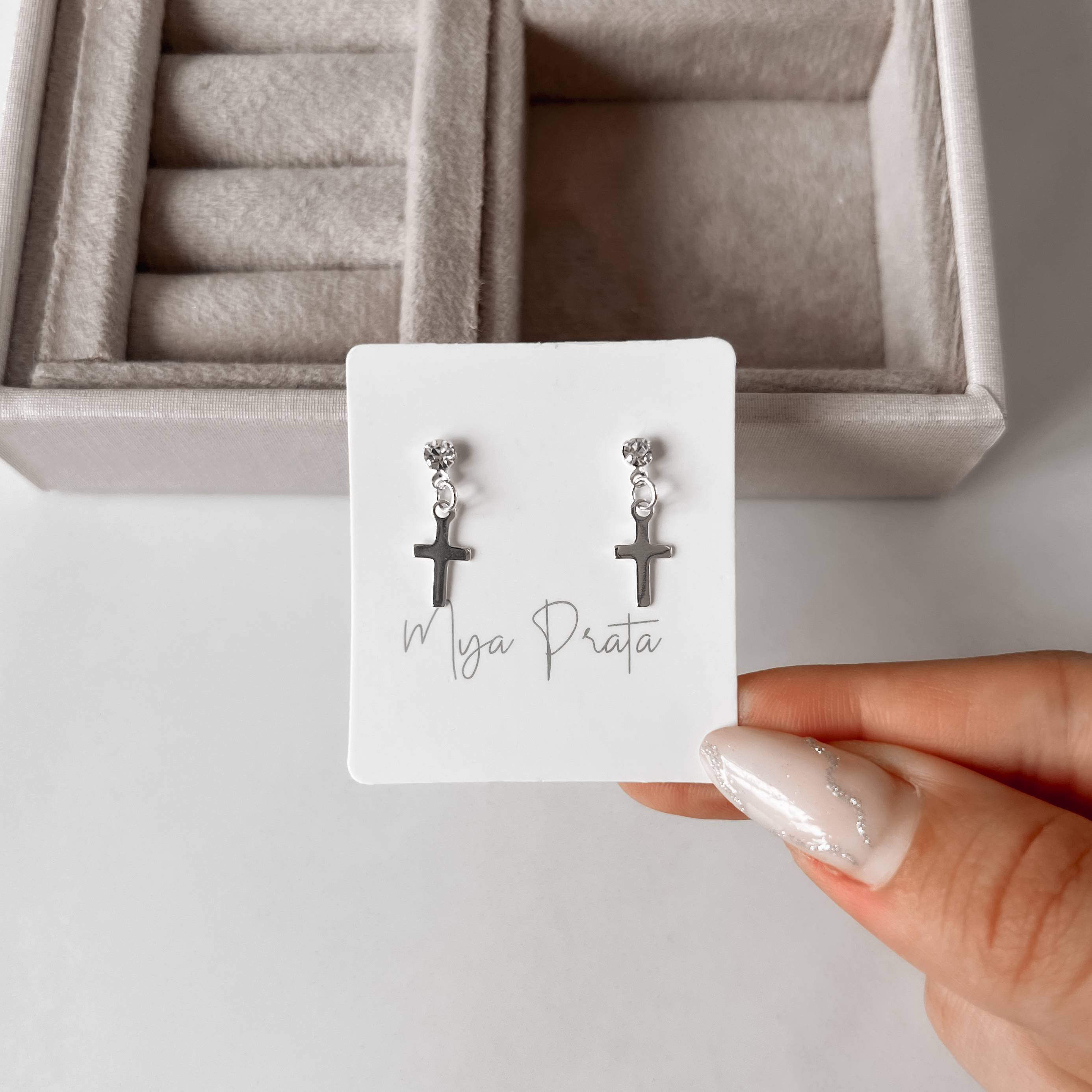 Imagem Brinco zircônia cristal 3mm pingente cruz 11mm