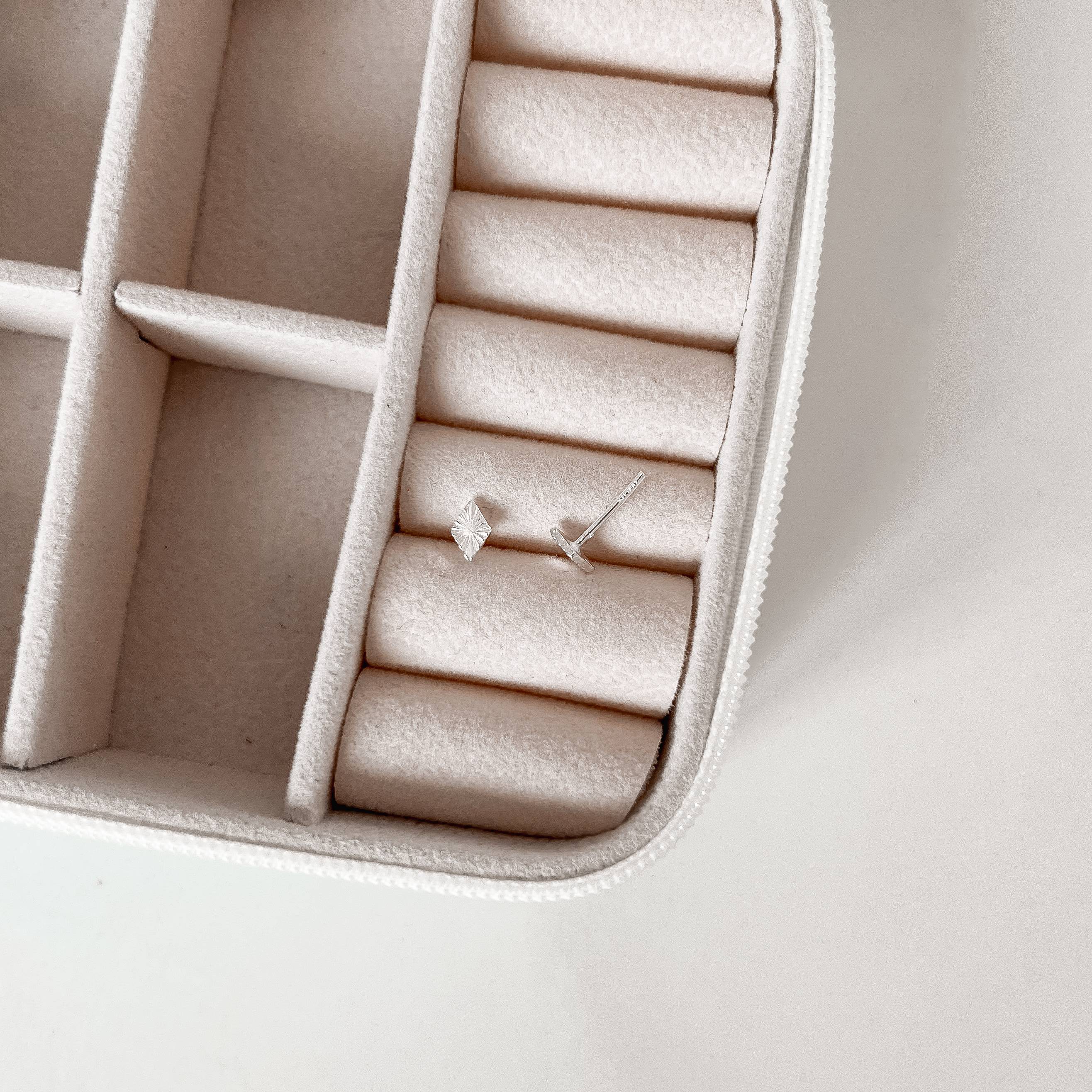 Imagem Secundária Brinco losango com vinco 6mm