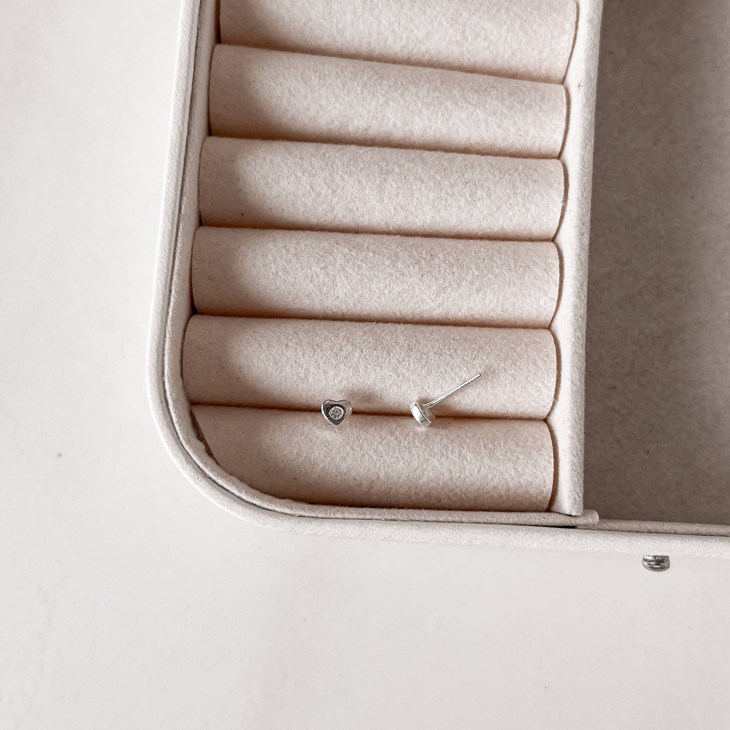 Imagem Brinco coração detalhe zircônia 5mm