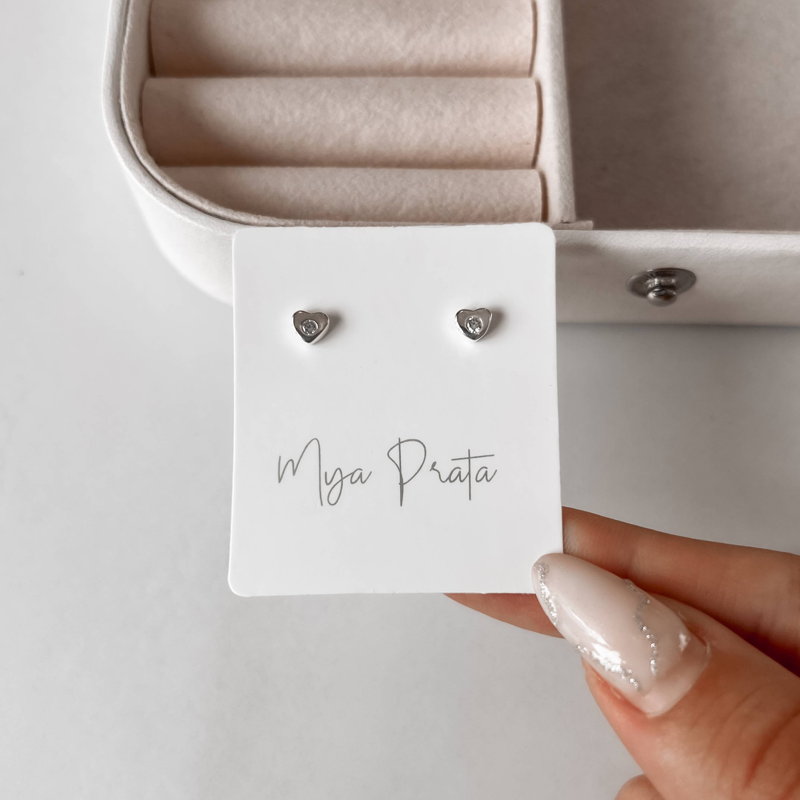 Imagem Secundária Brinco coração detalhe zircônia 5mm