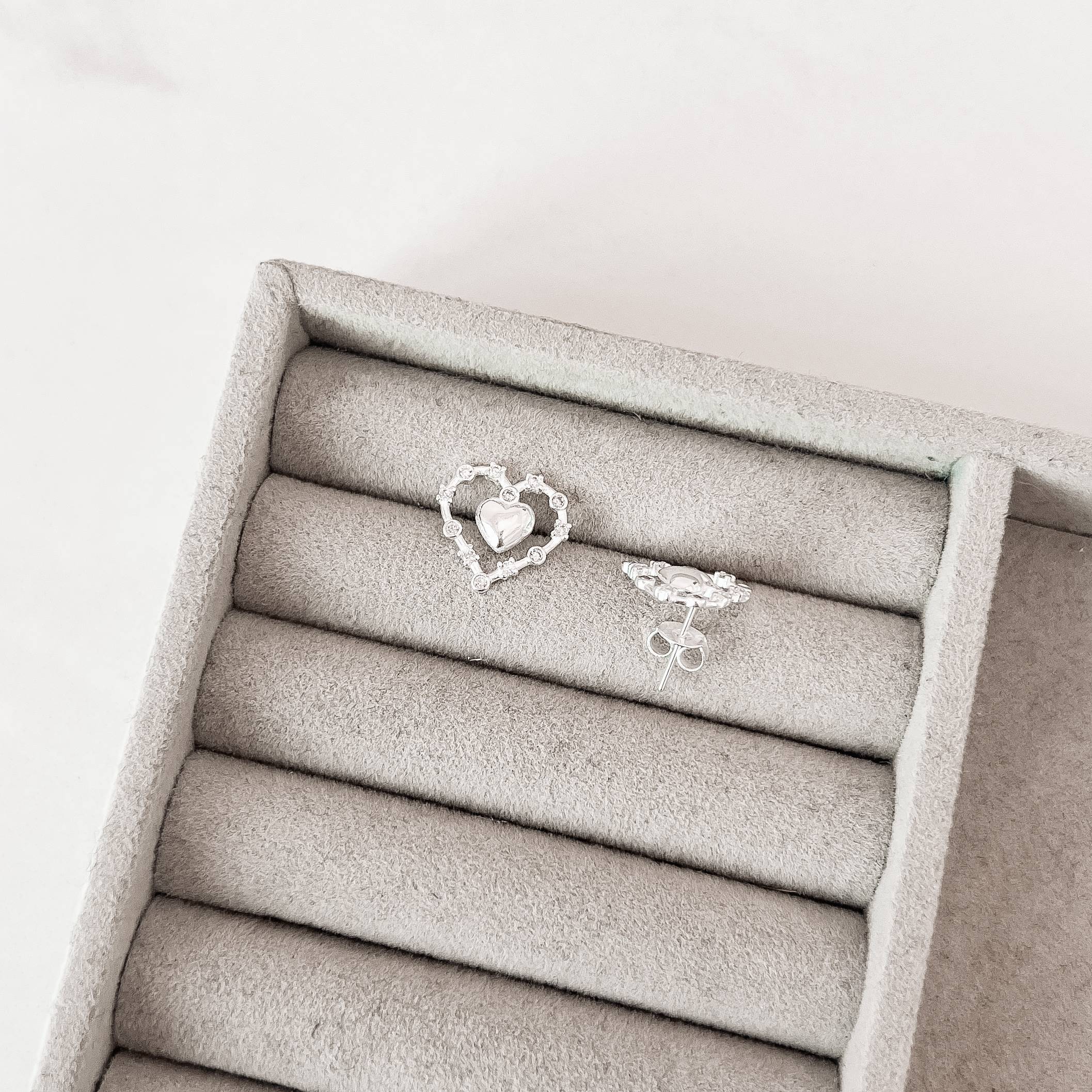 Imagem Secundária Brinco coração com borda vazada cravejada 14mm