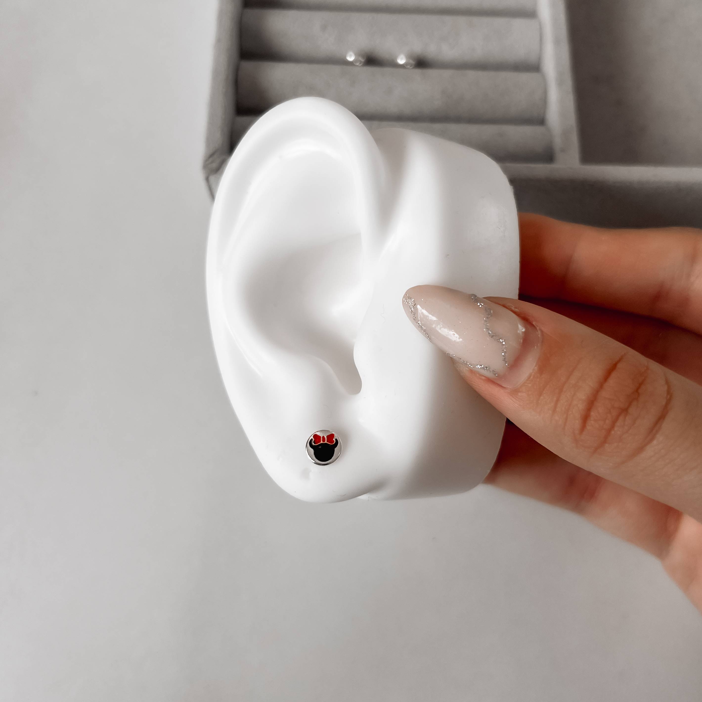 Imagem Brinco infantil medalha minnie resina 6mm tarraxa baby