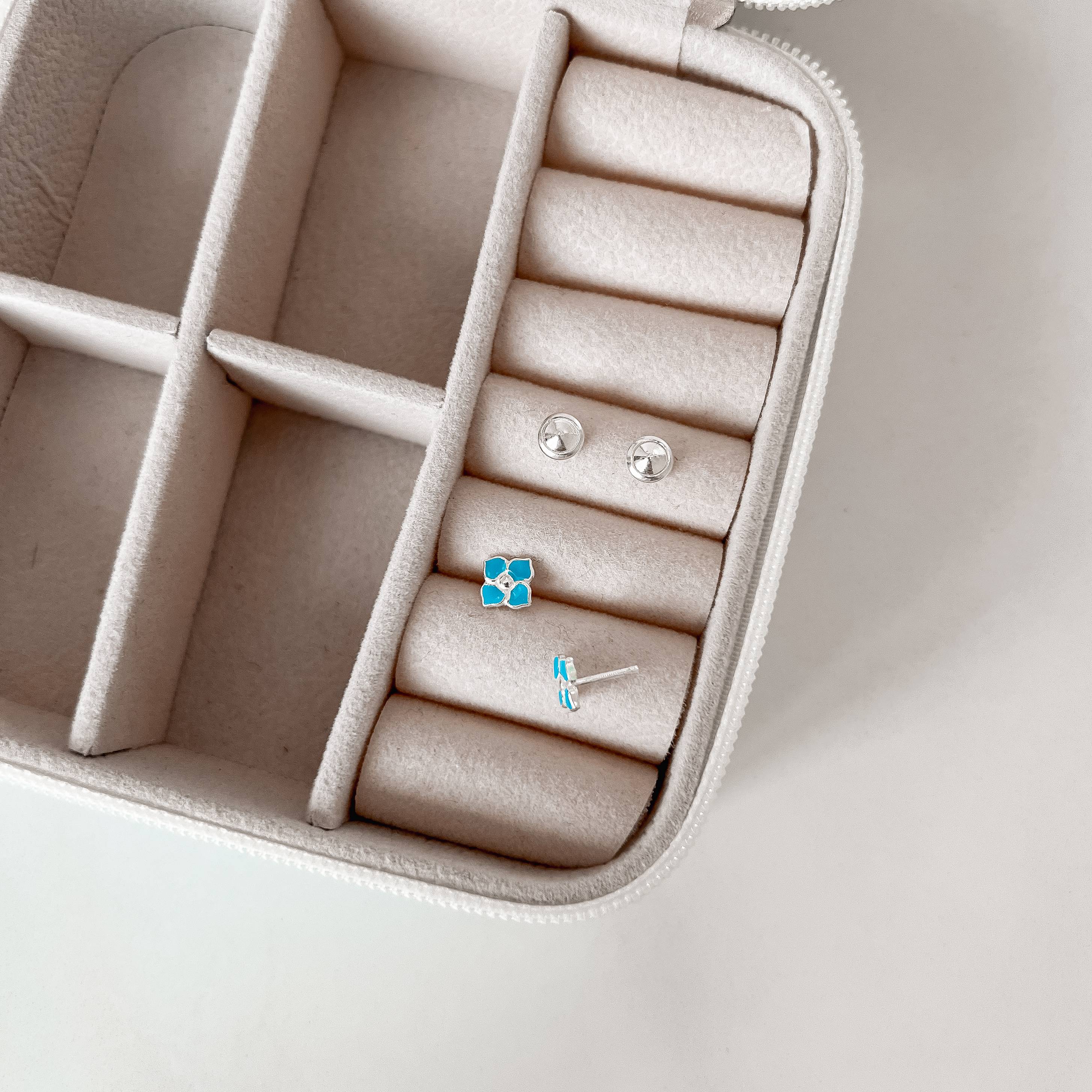 Imagem Brinco infantil flor resina azul 7mm tarraxa baby