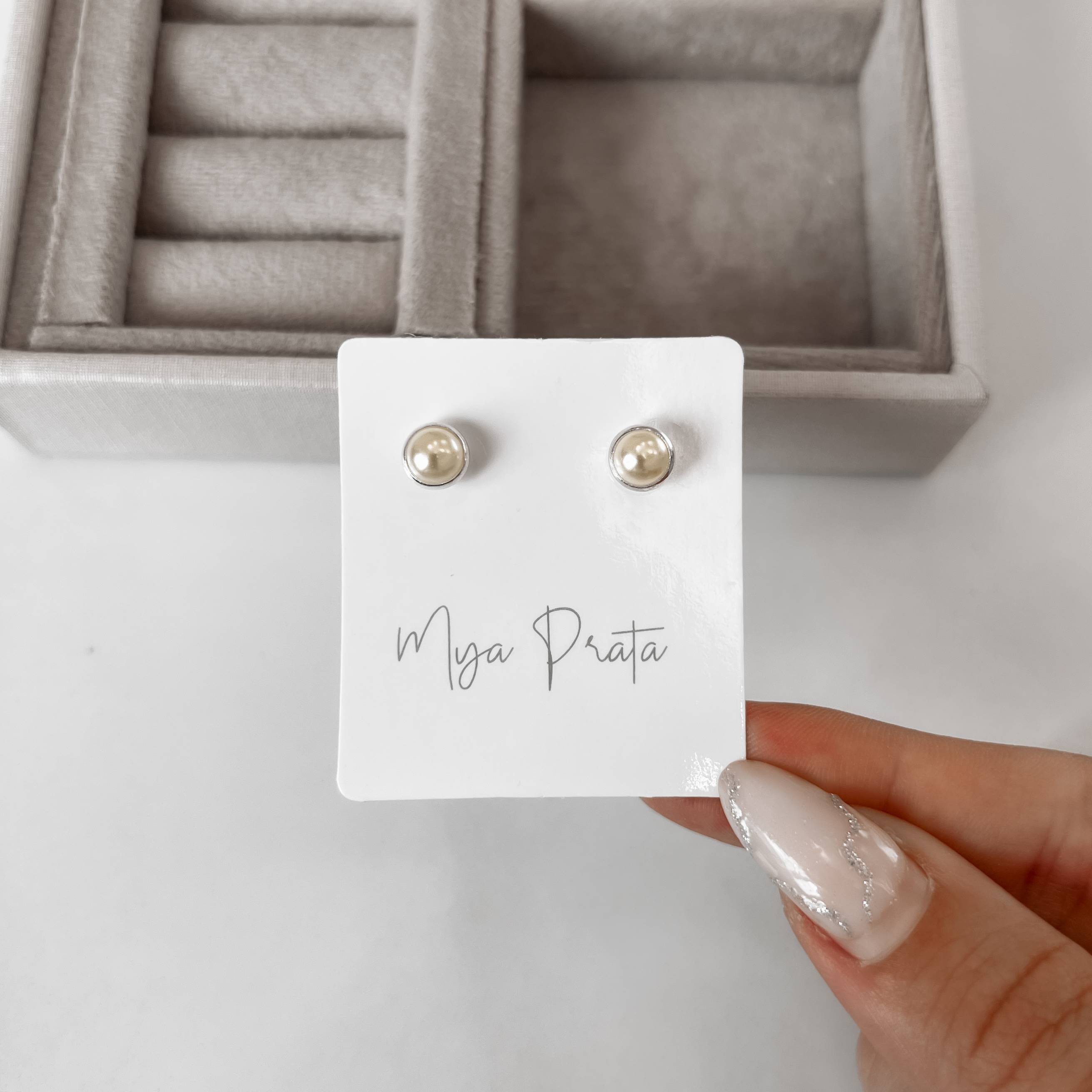 Brinco meia pérola 6mm