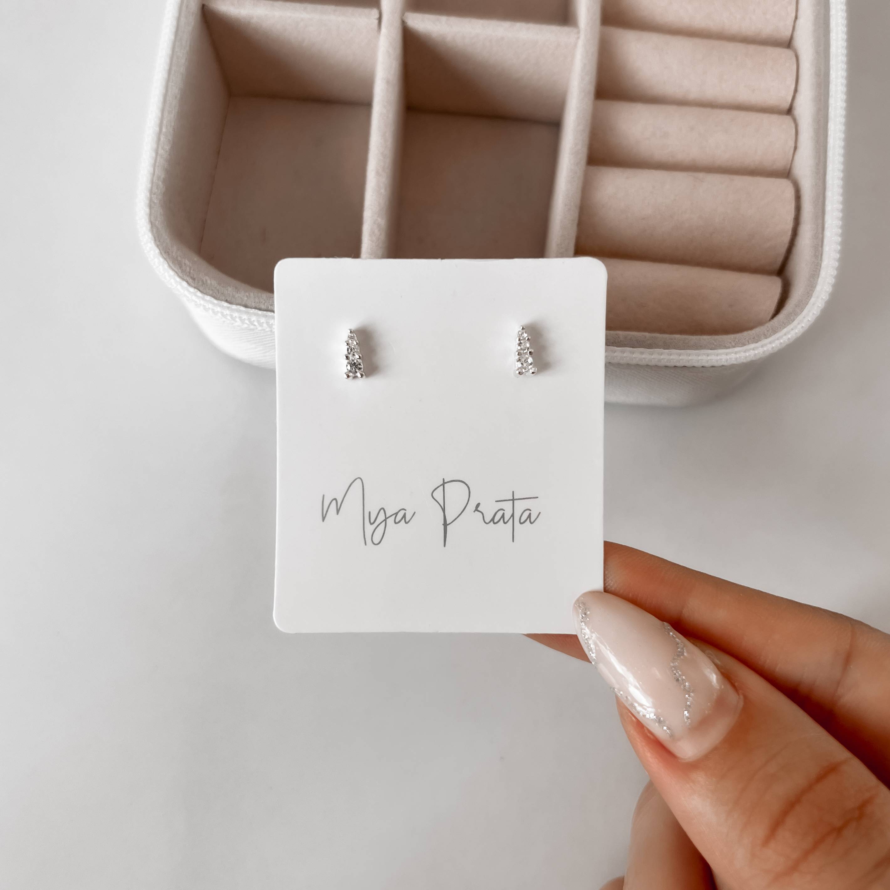 Imagem Brinco triângulo isósceles 3 zircônias 6mm