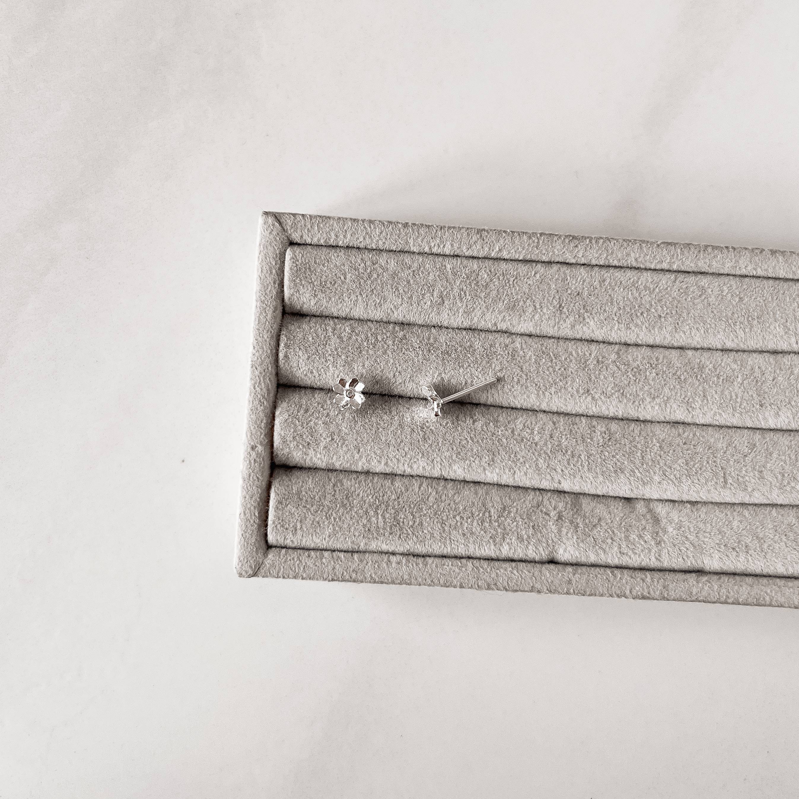 Imagem Brinco trevo com vinco detalhe zircônia 5mm